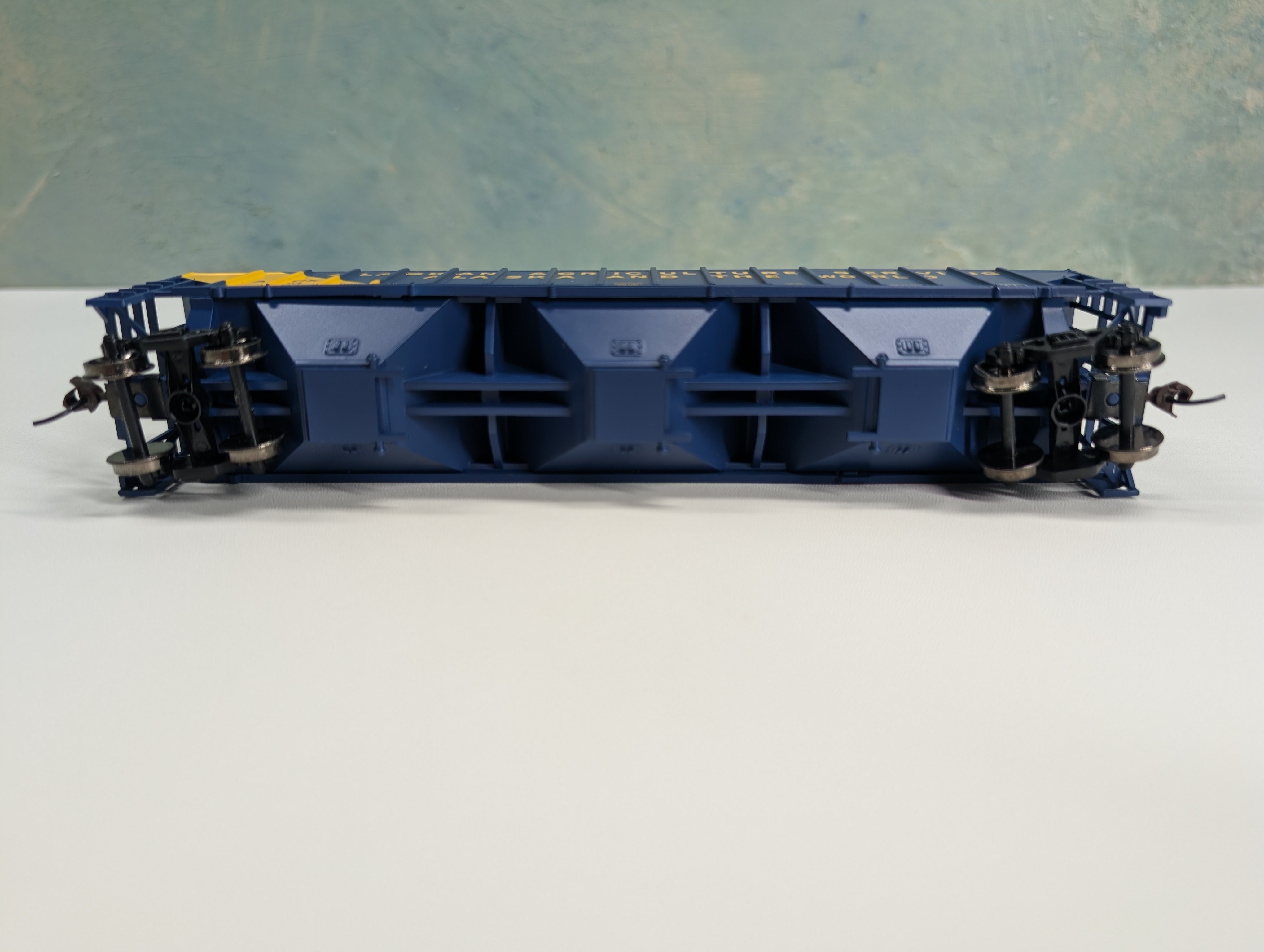 USED Athearn 72341 HO Scale 54' PS Covered Hopper Alaska Agriculture AACX #004