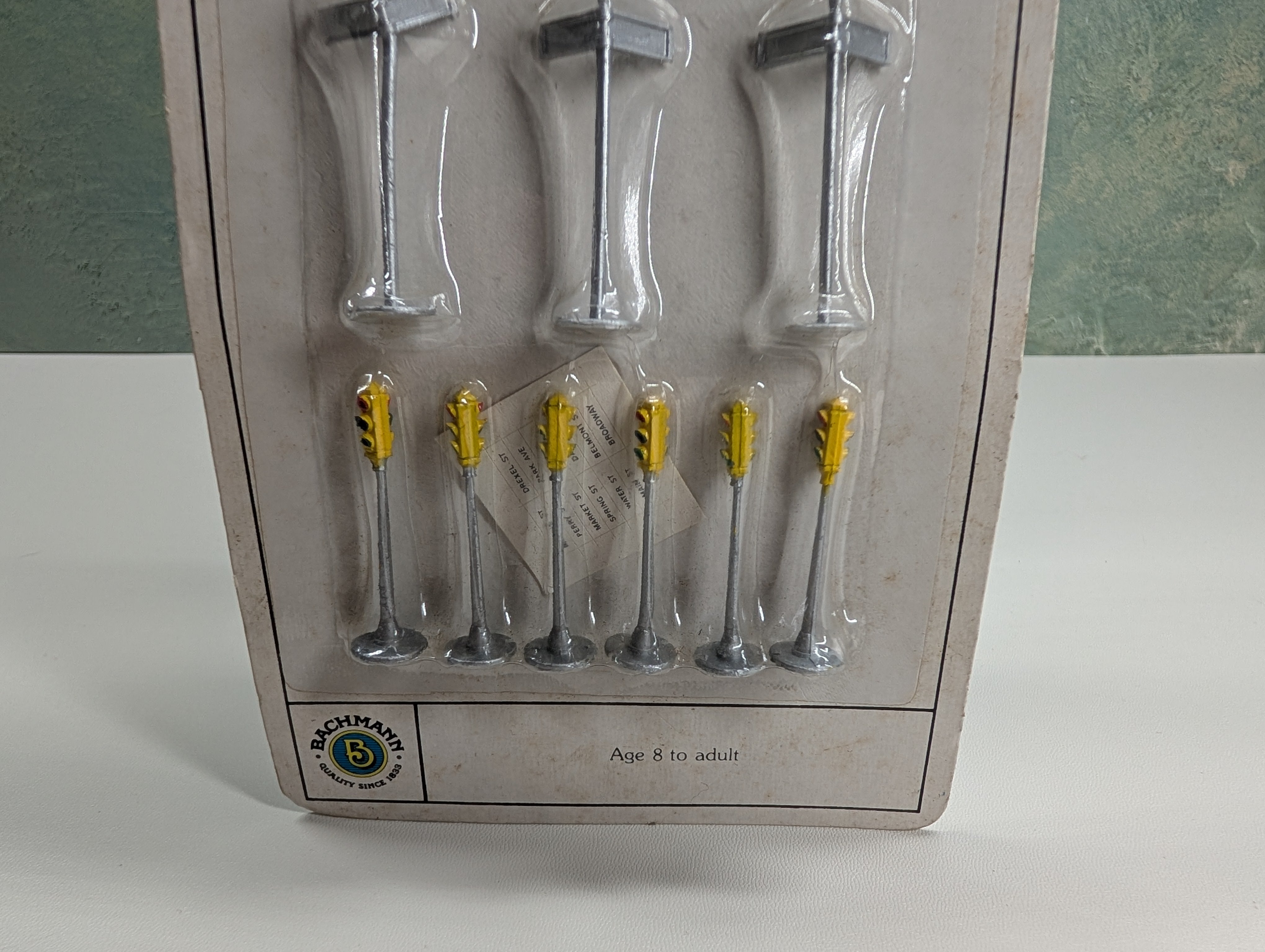 Bachmann 42207 HO Scale Corner Side Street Signs and Lights