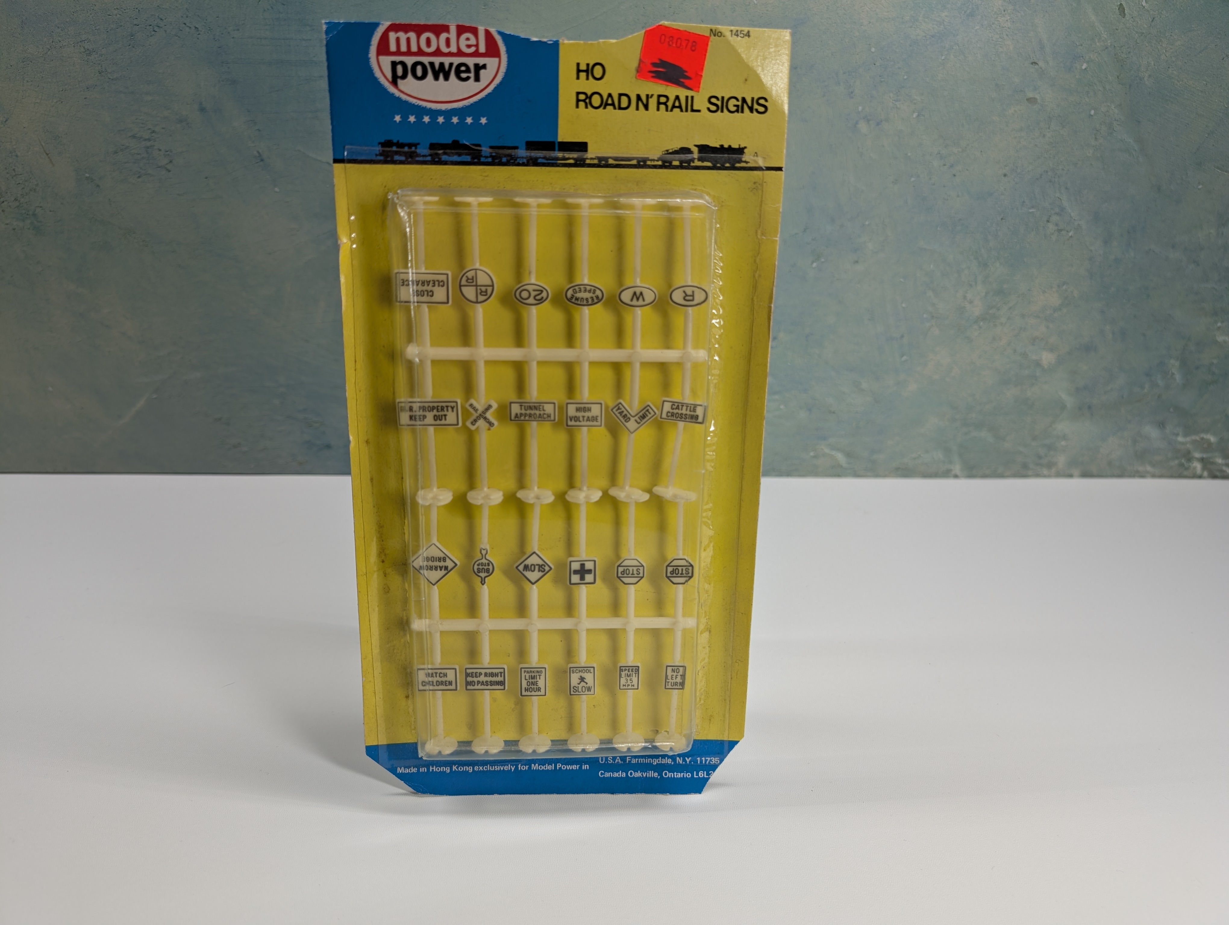 Model Power 1454 HO Scale Railroad & Street Signs