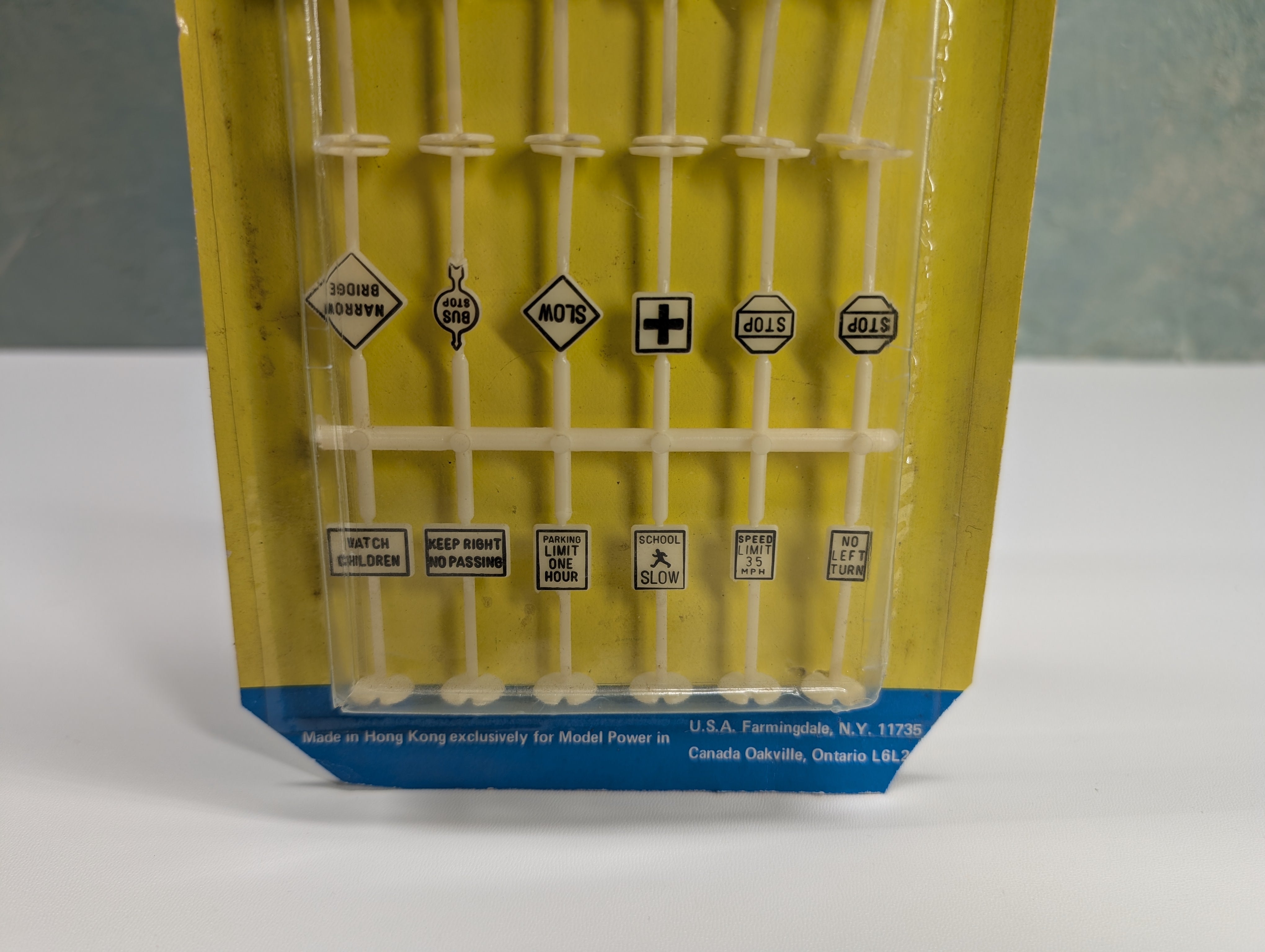 Model Power 1454 HO Scale Railroad & Street Signs