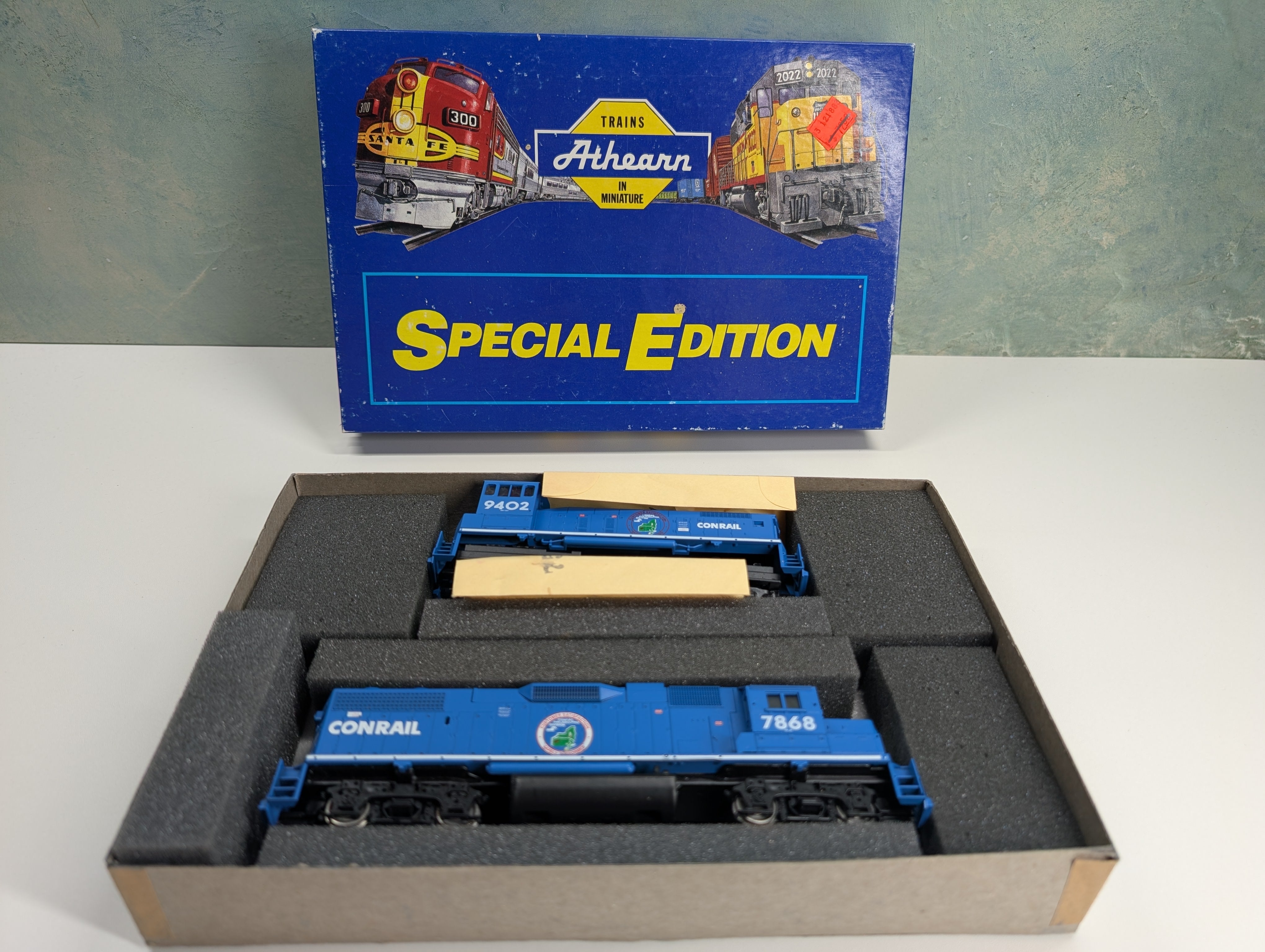 Athearn 2206 HO Scale Conrail Philly Division GP37 Powered Diesel & SW1001 Unpowered #7868, 9402 DC KIT