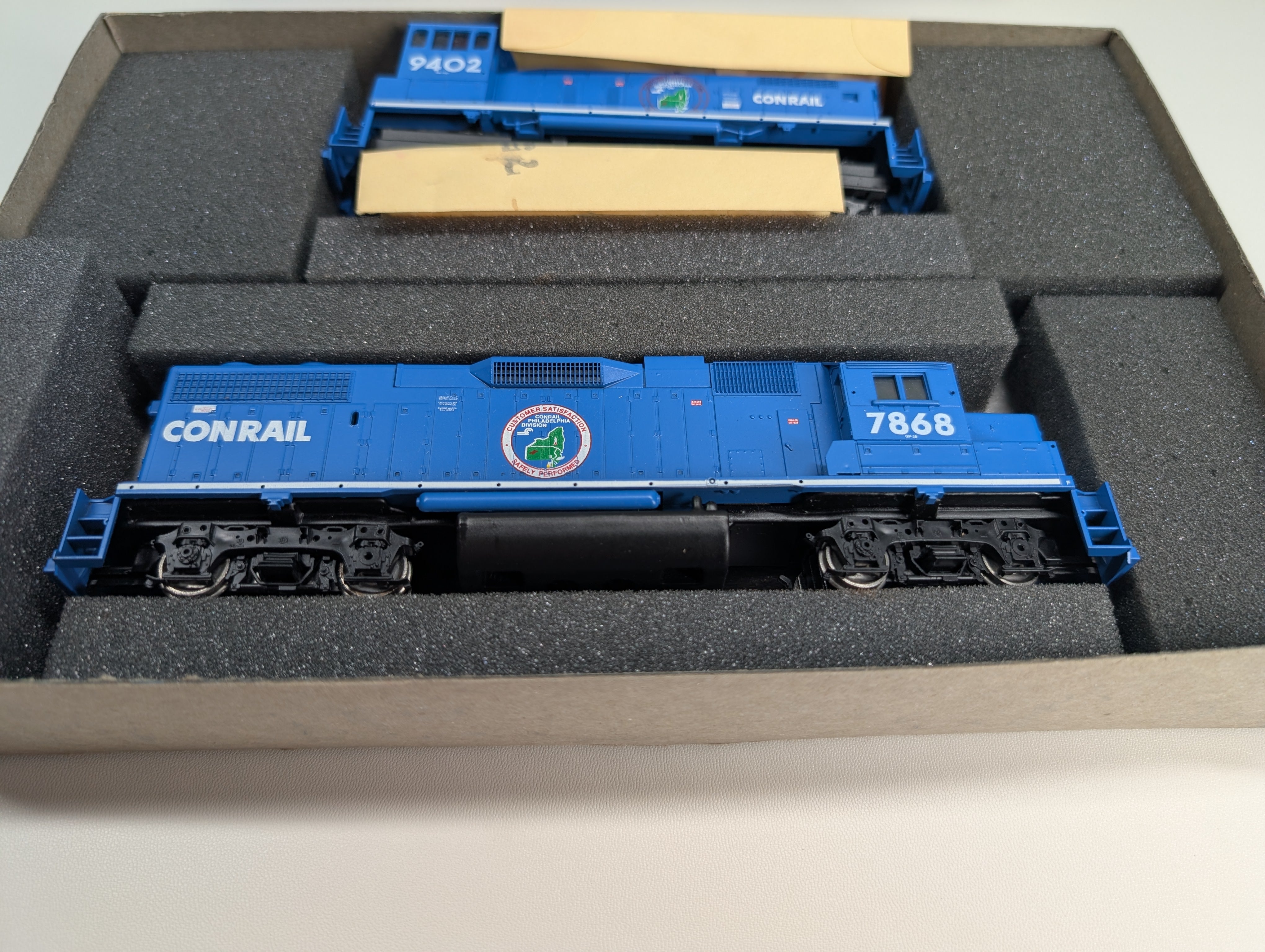 Athearn 2206 HO Scale Conrail Philly Division GP37 Powered Diesel & SW1001 Unpowered #7868, 9402 DC KIT