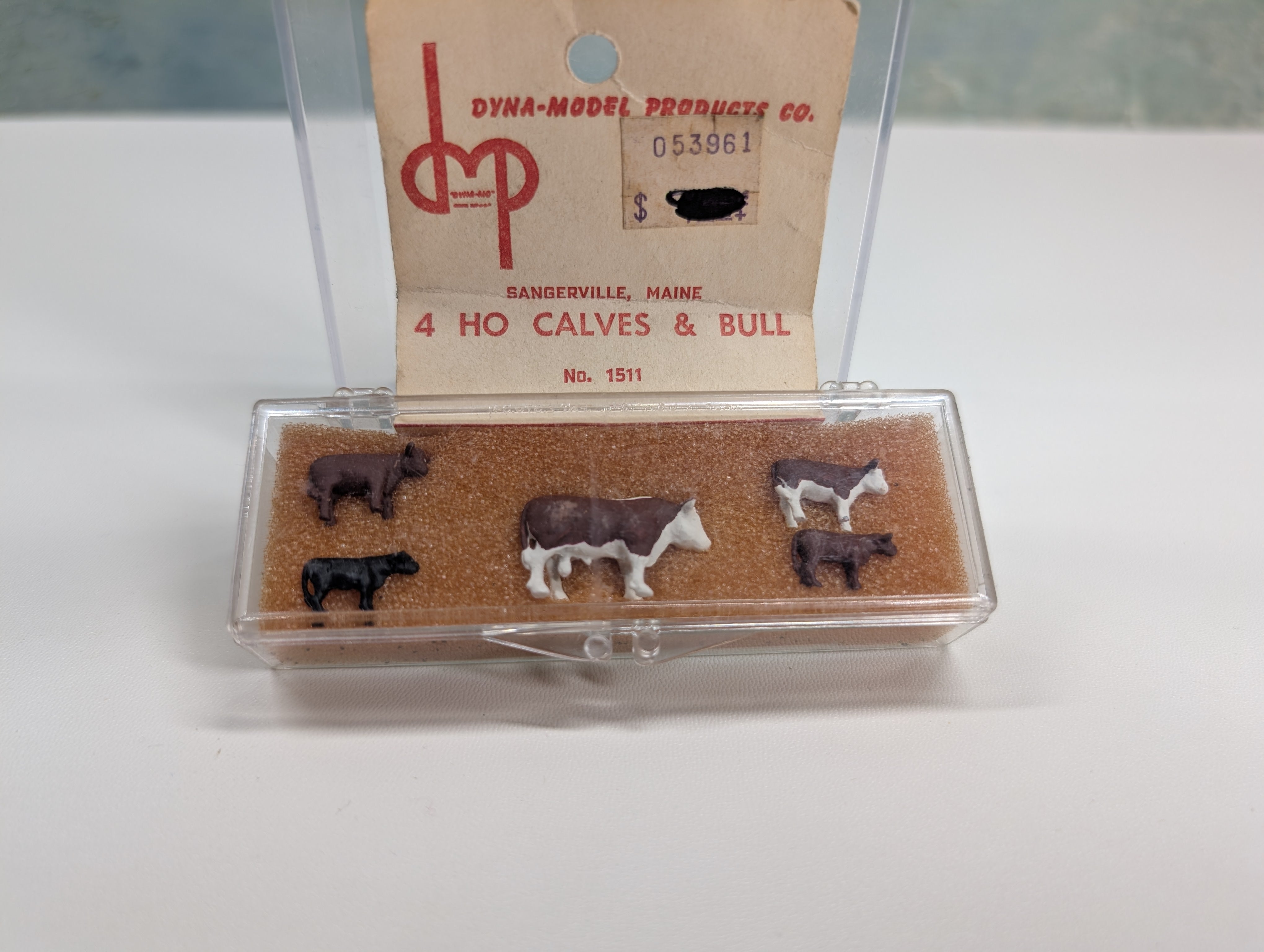 Model Dynamics Inc 1511 HO Scale Calves & Bull, Very Detailed (5 pcs)