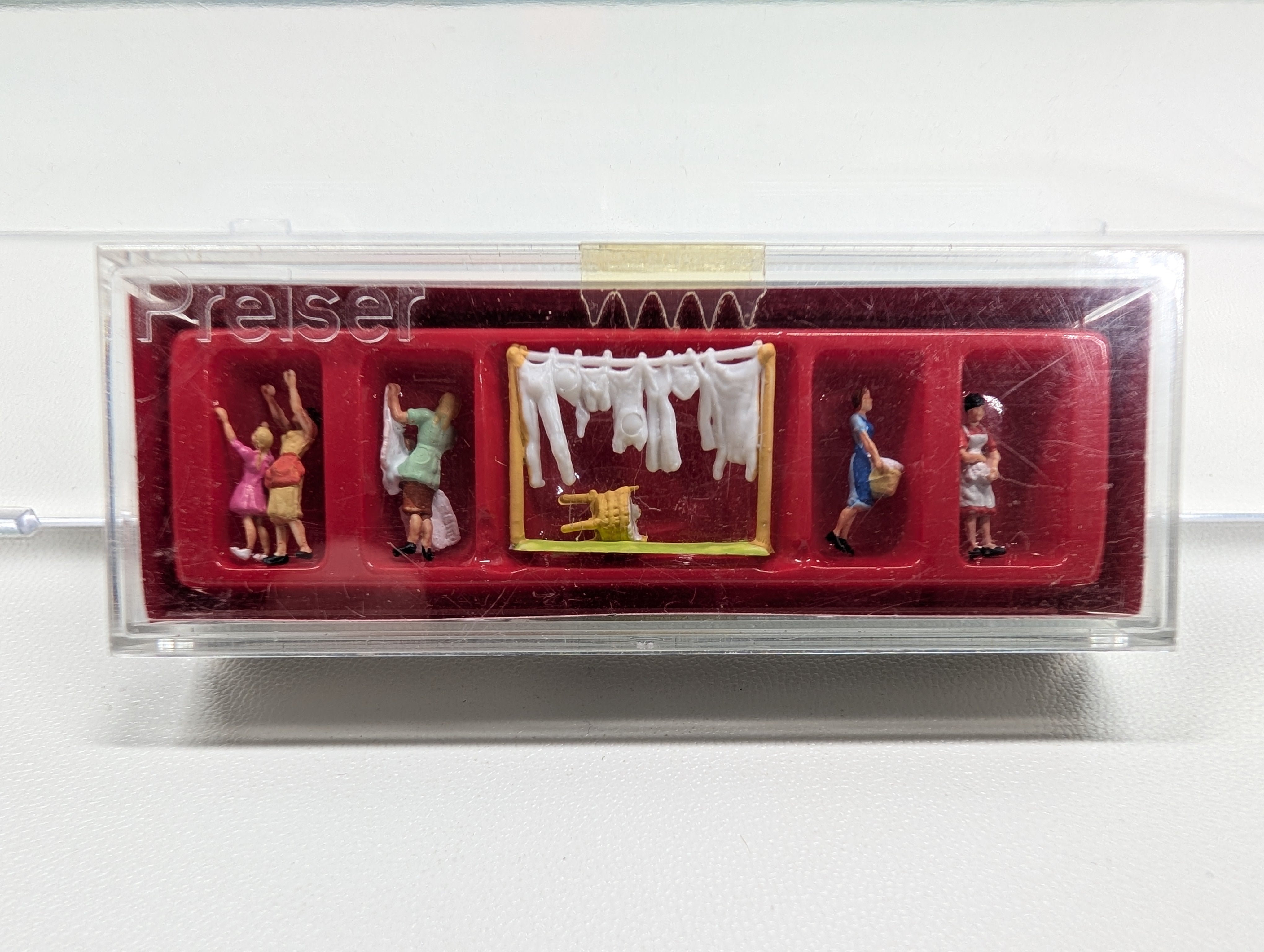 Preiser 79050 N Scale Women Hanging Laundry, Washline (6 pcs)