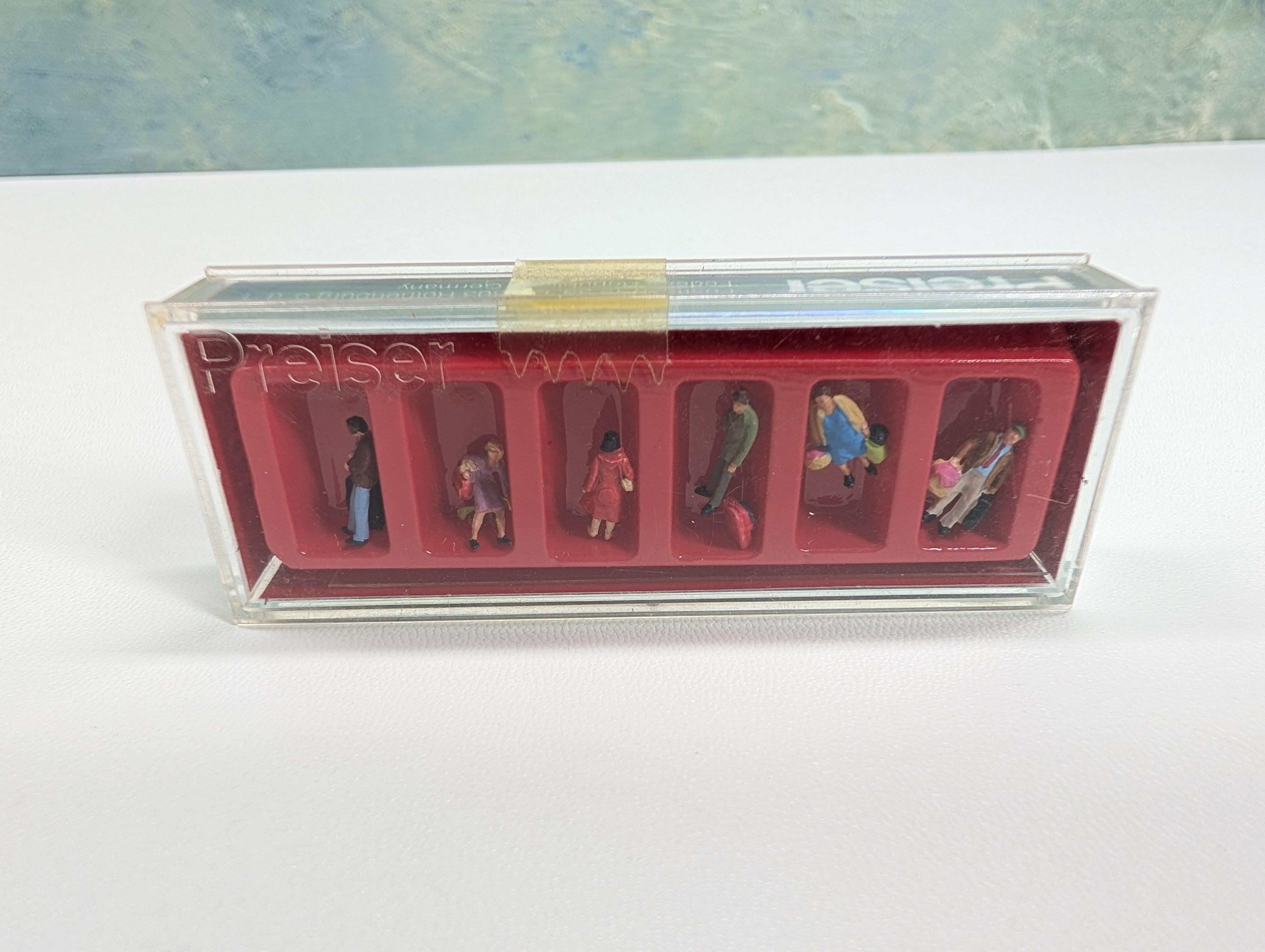 Preiser 79017 N Scale Waiting Passengers (8 pcs)