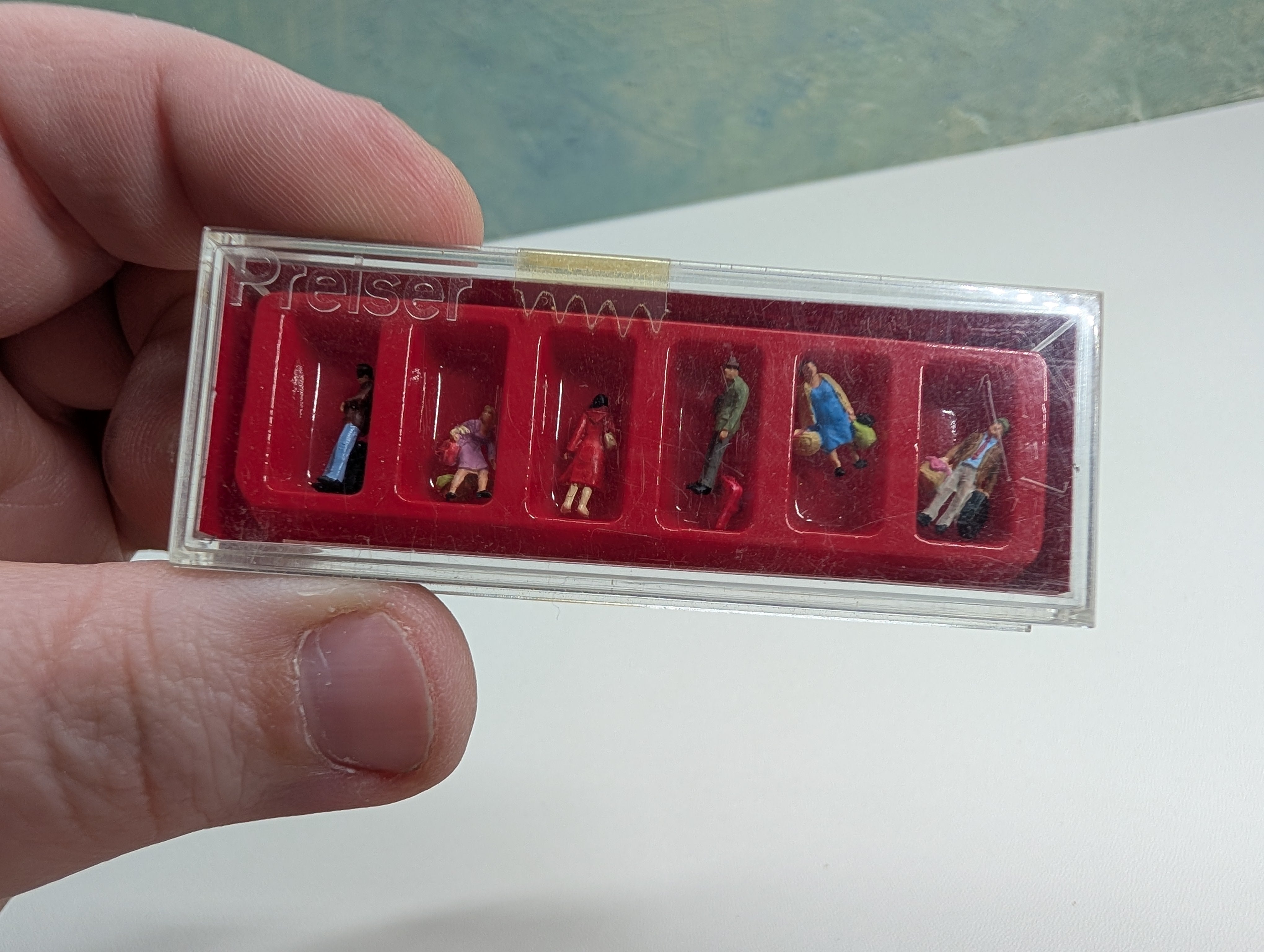 Preiser 79017 N Scale Waiting Passengers (8 pcs)