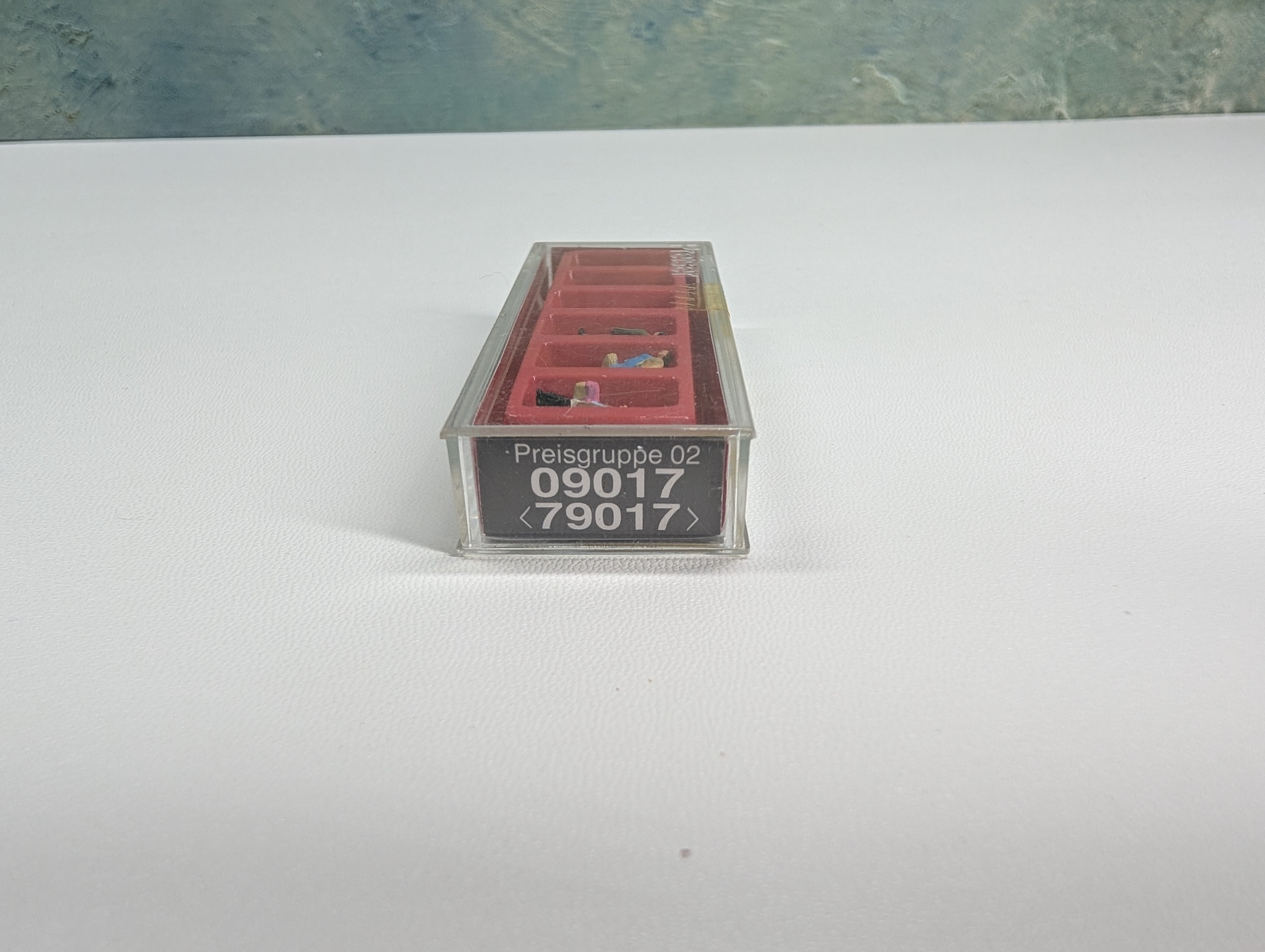 Preiser 79017 N Scale Waiting Passengers (8 pcs)