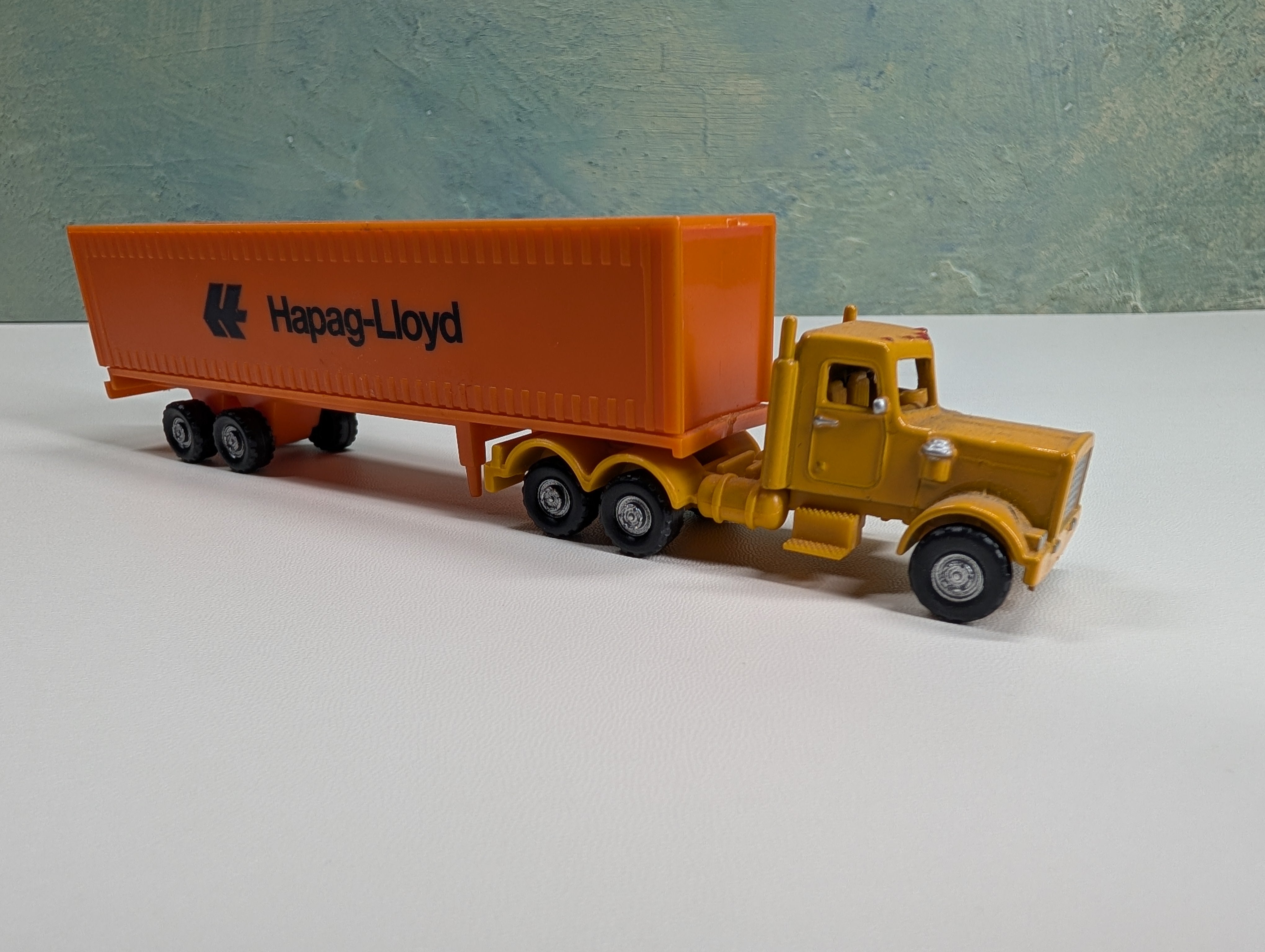 USED HO Scale Orange Truck Cab and Trailer Hapag-Lloyd