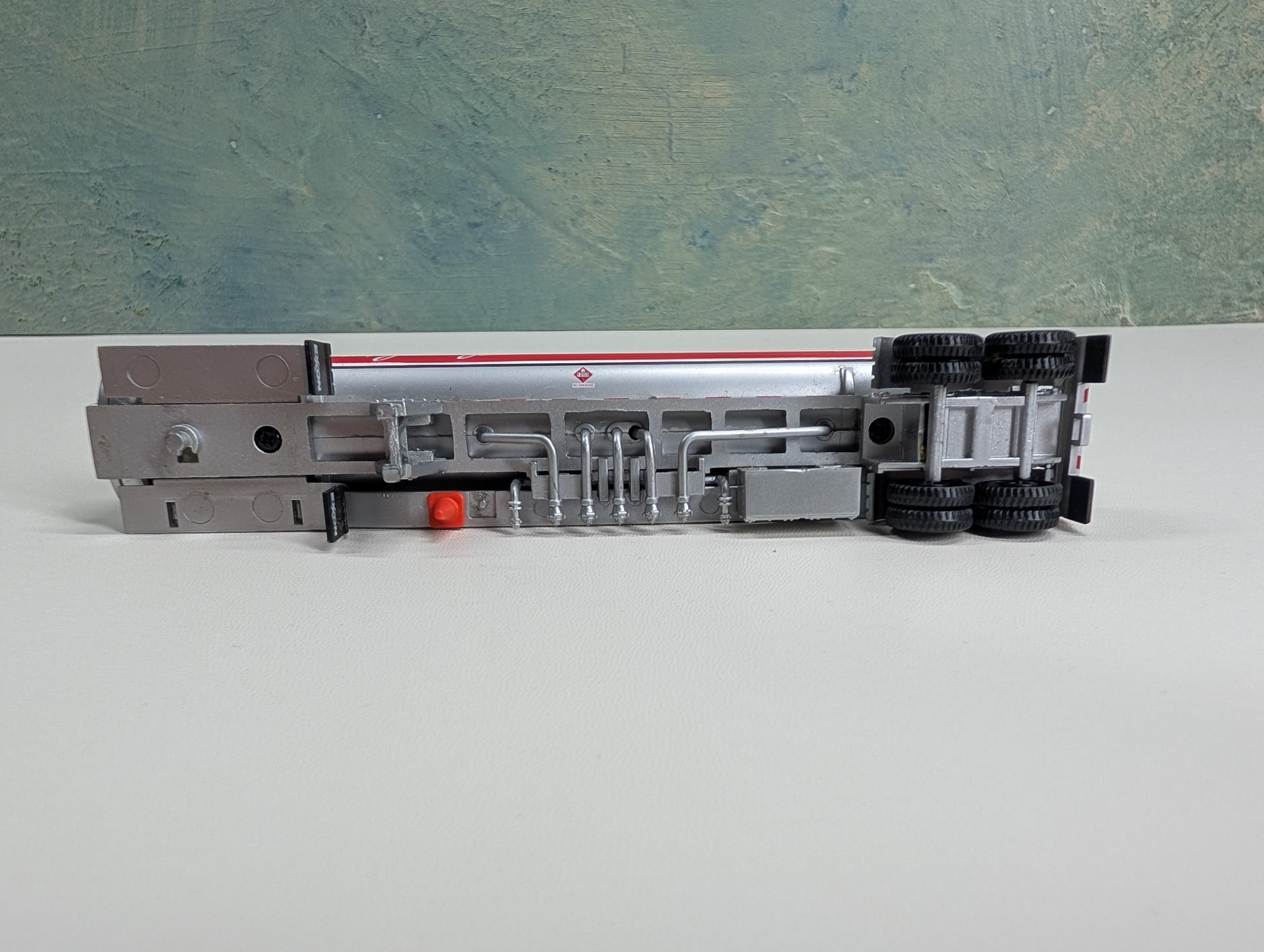 USED HO Scale Fuel Tanker Exxon