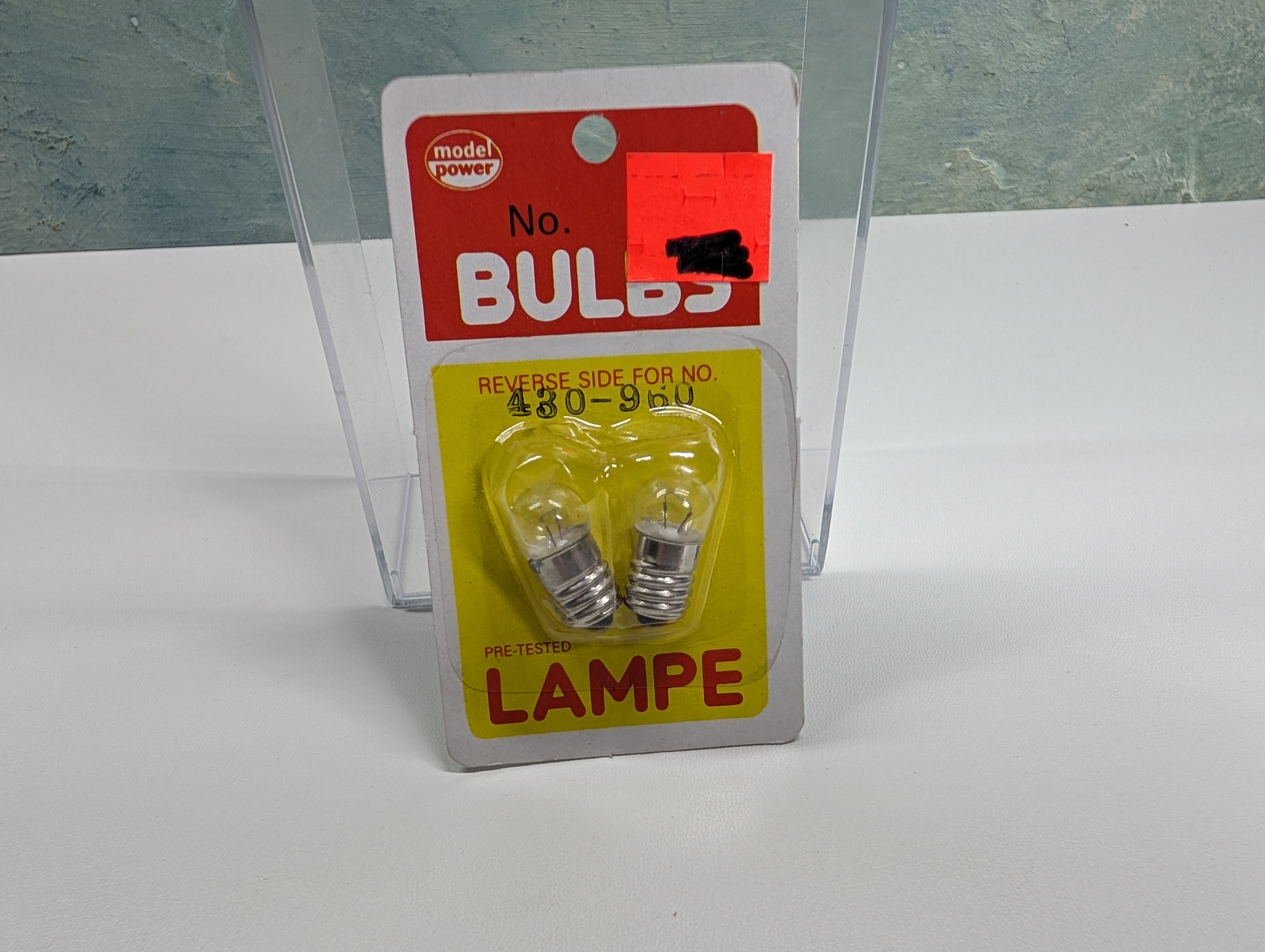 Model Power 430-960 HO Scale Bulbs 14 Volts (2 pcs)