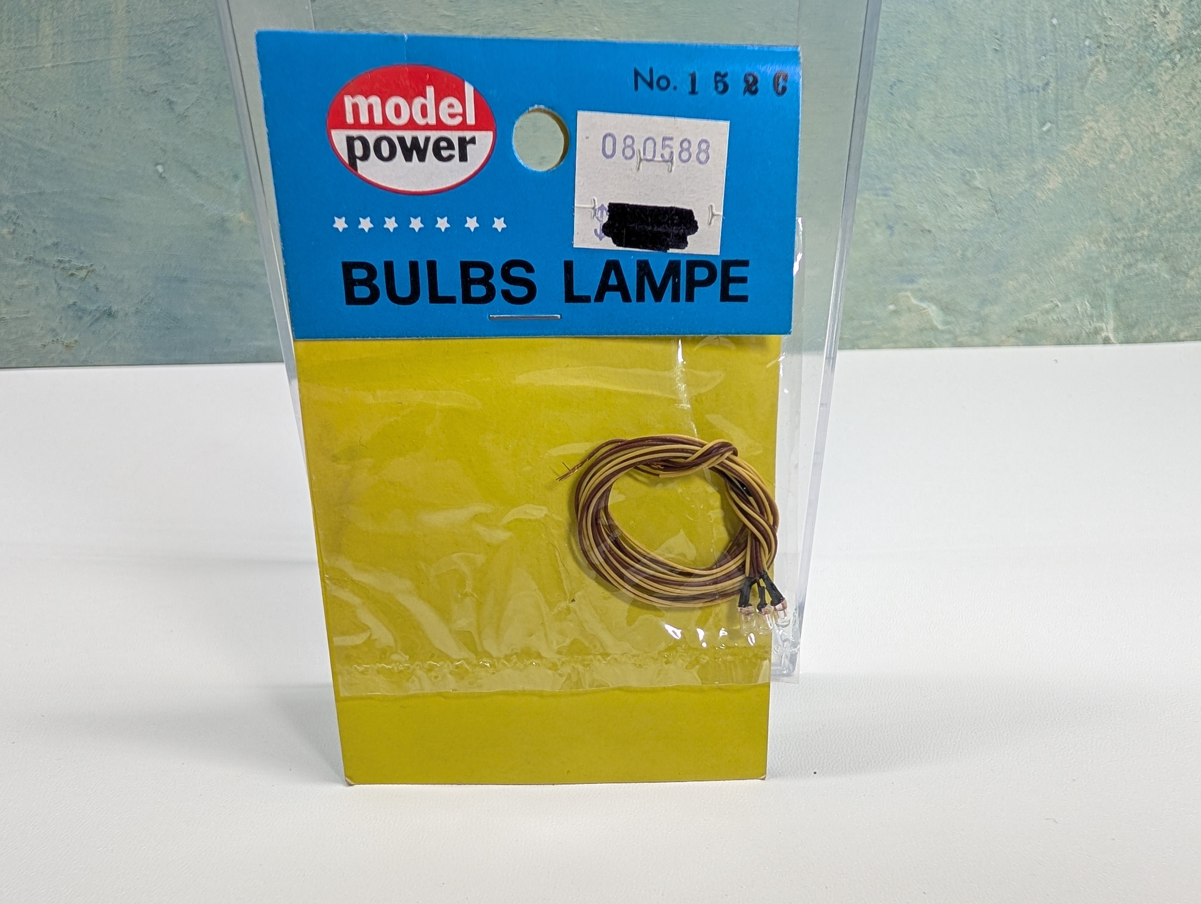 Model Power 152 HO Scale 1.5 Volts Grain of Rice Clear Bulbs
