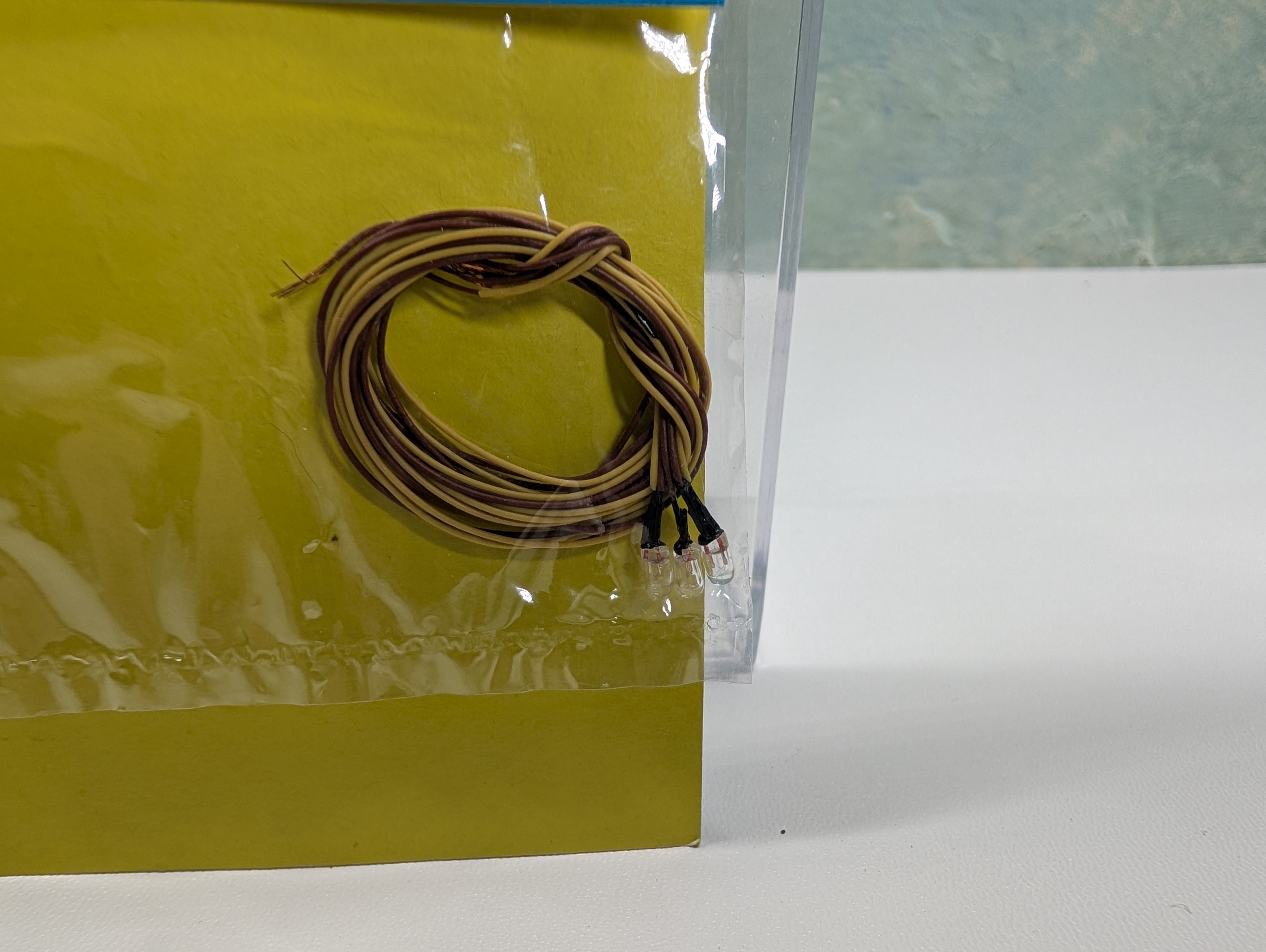 Model Power 152 HO Scale 1.5 Volts Grain of Rice Clear Bulbs