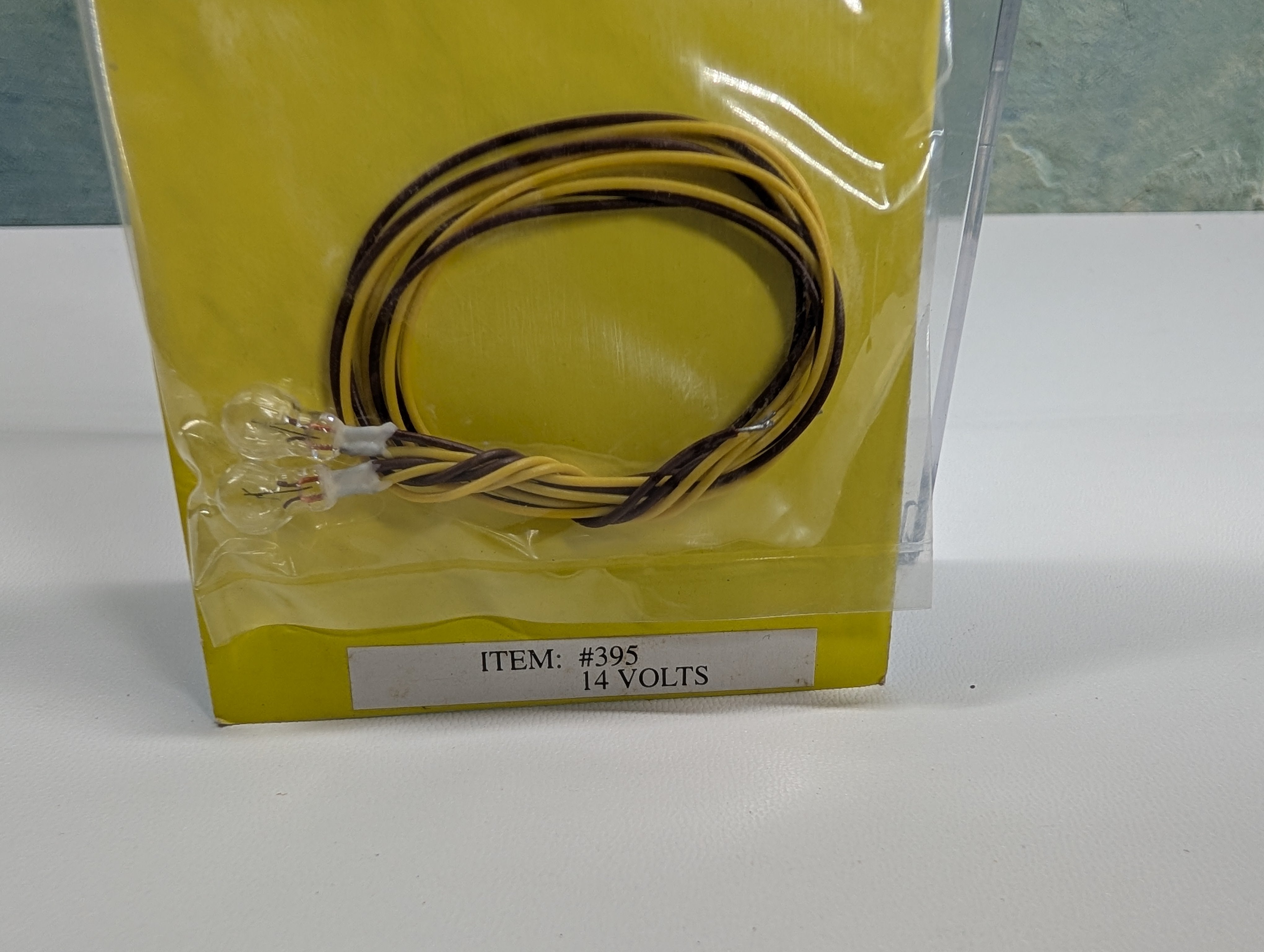 Model Power 395 HO Scale 14 Volts Clear Bulbs