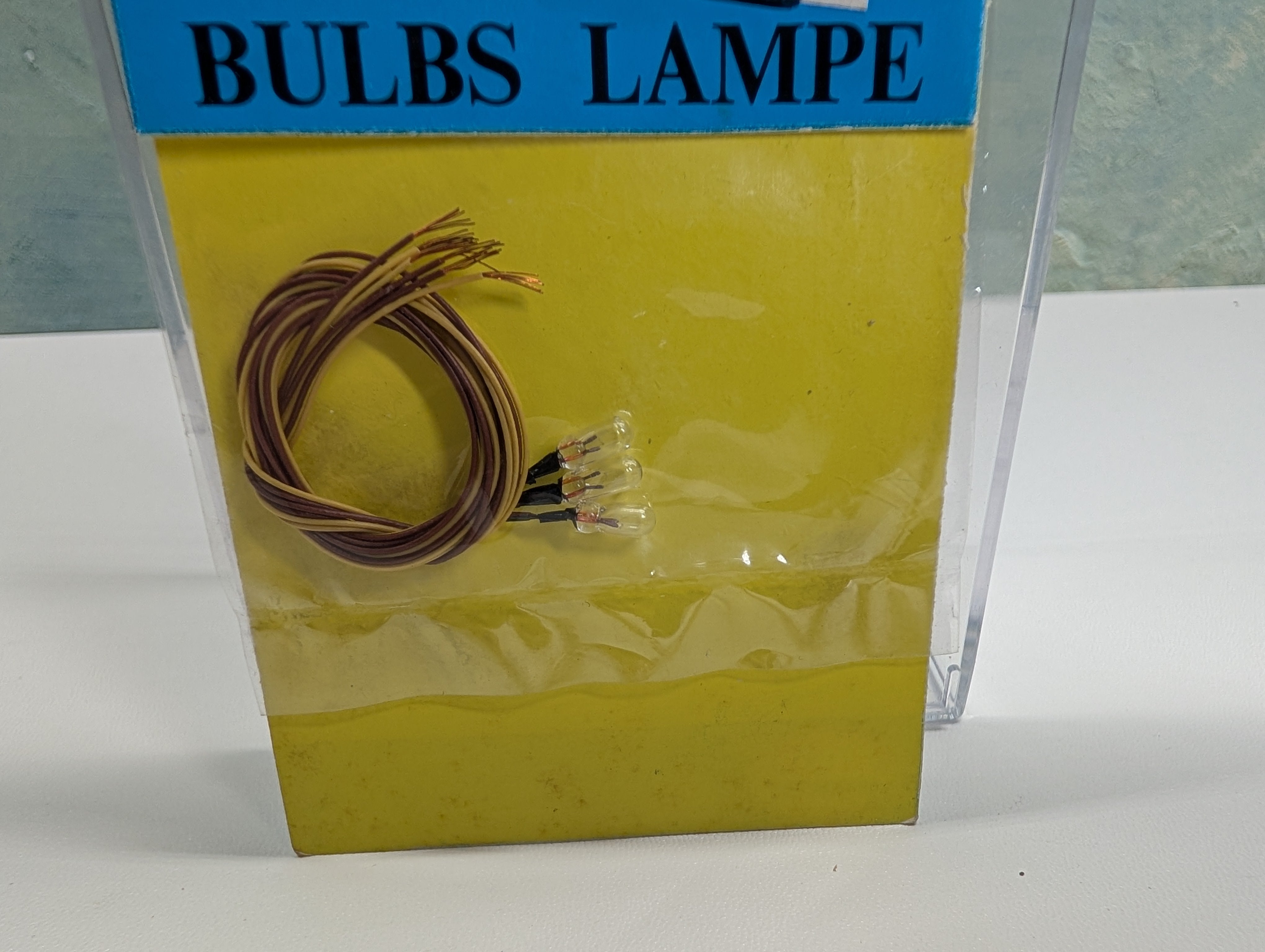 Model Power 344 HO Scale 1.5 Volts Clear Bulbs