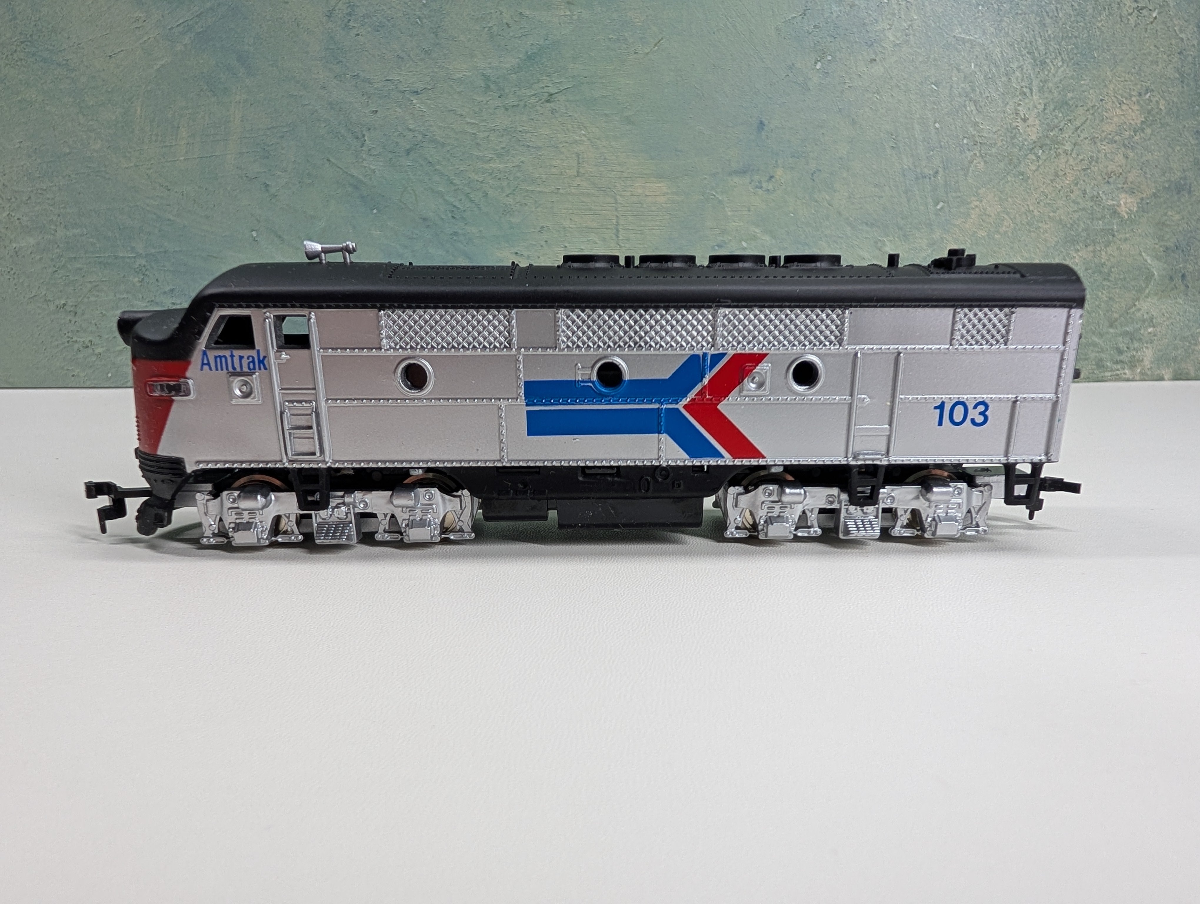 USED Model Power HO Scale F2 Diesel Locomotive Amtrak #103 Runs Great DC