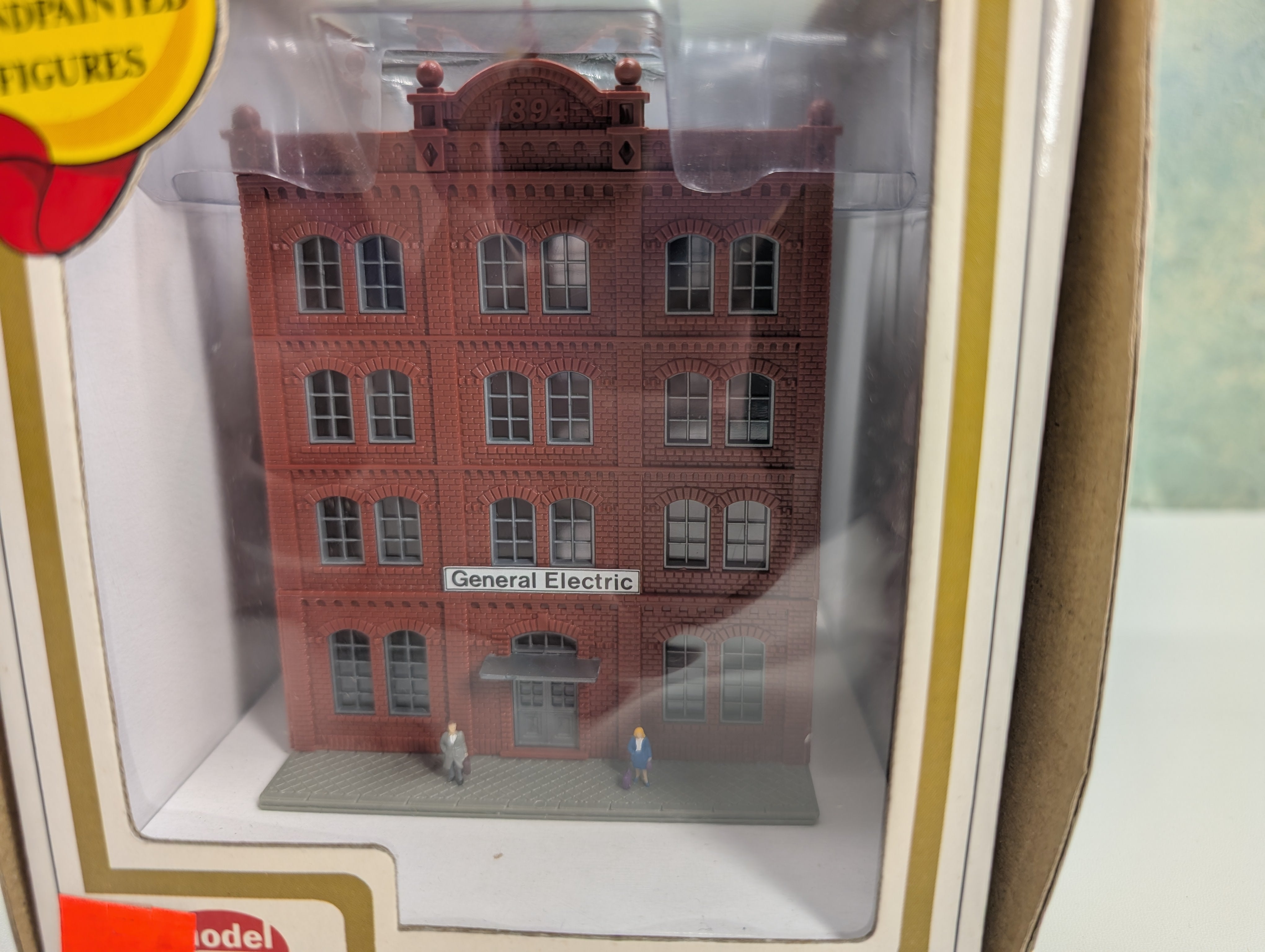Model Power 2608 N Scale General Electric, Brick Building