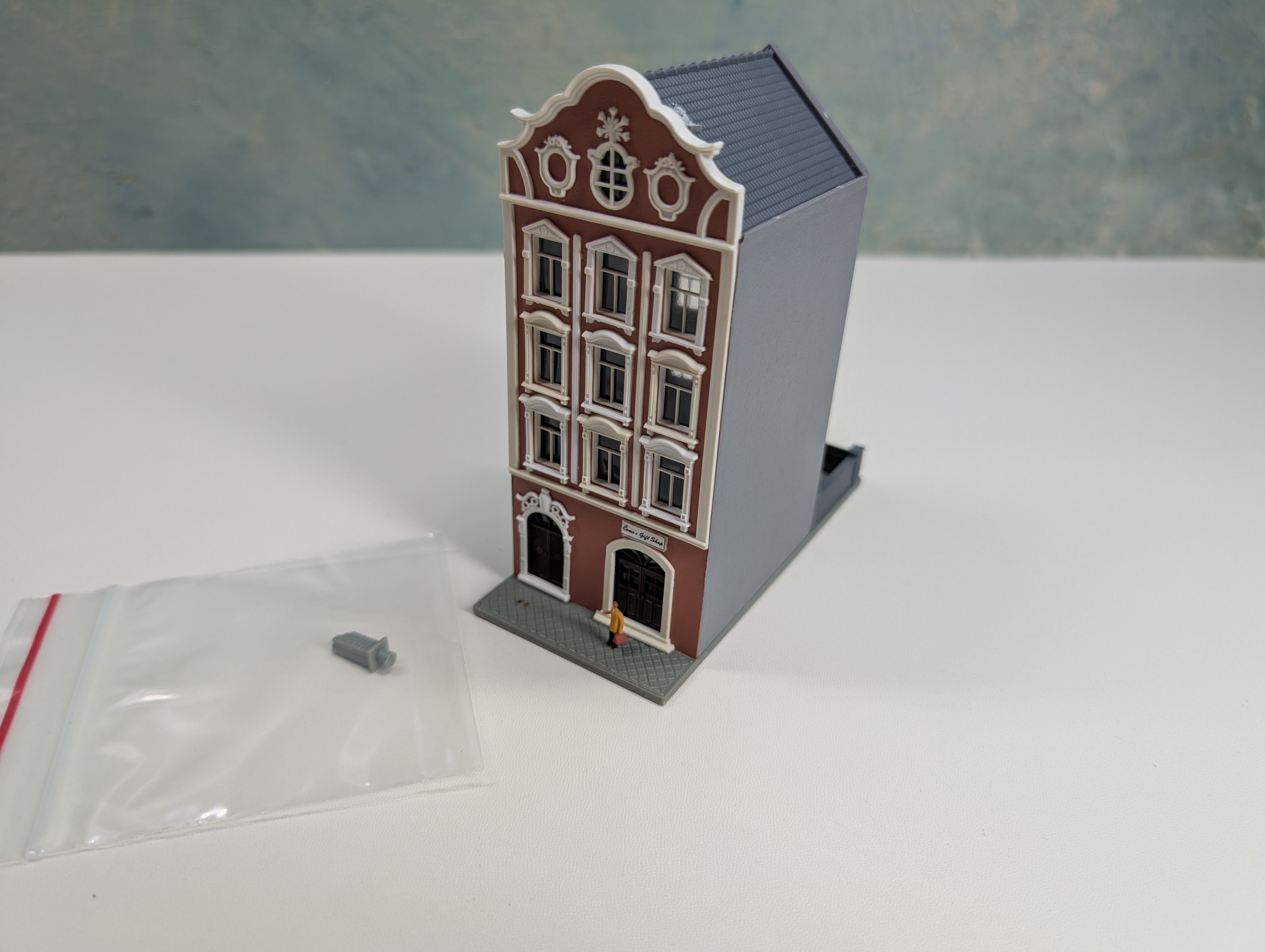 Model Power 2577 N Scale Cuomo's Gift Shop, Storefront