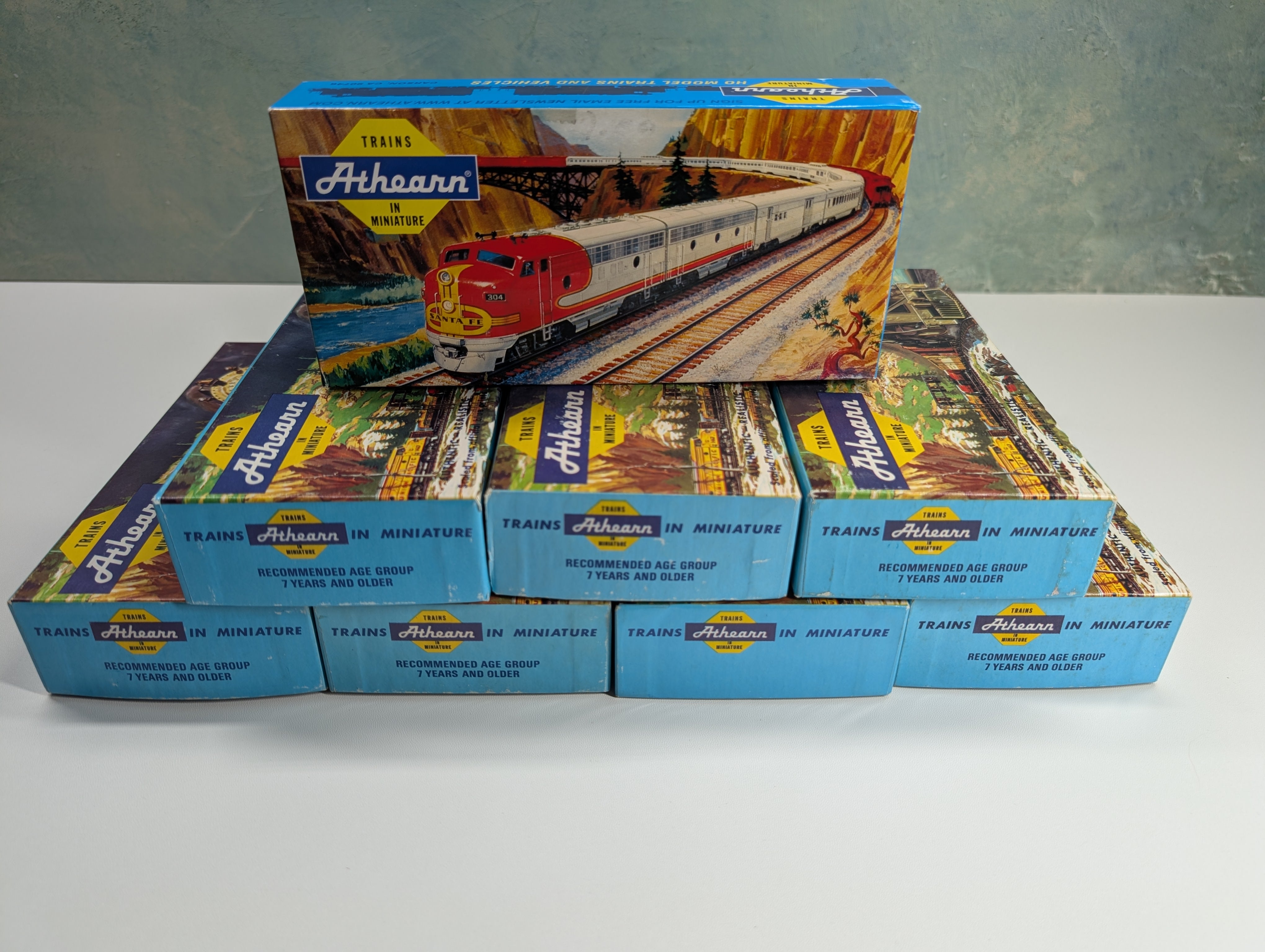 Athearn HO Scale Empty Train Boxes for Storage (8 pcs)
