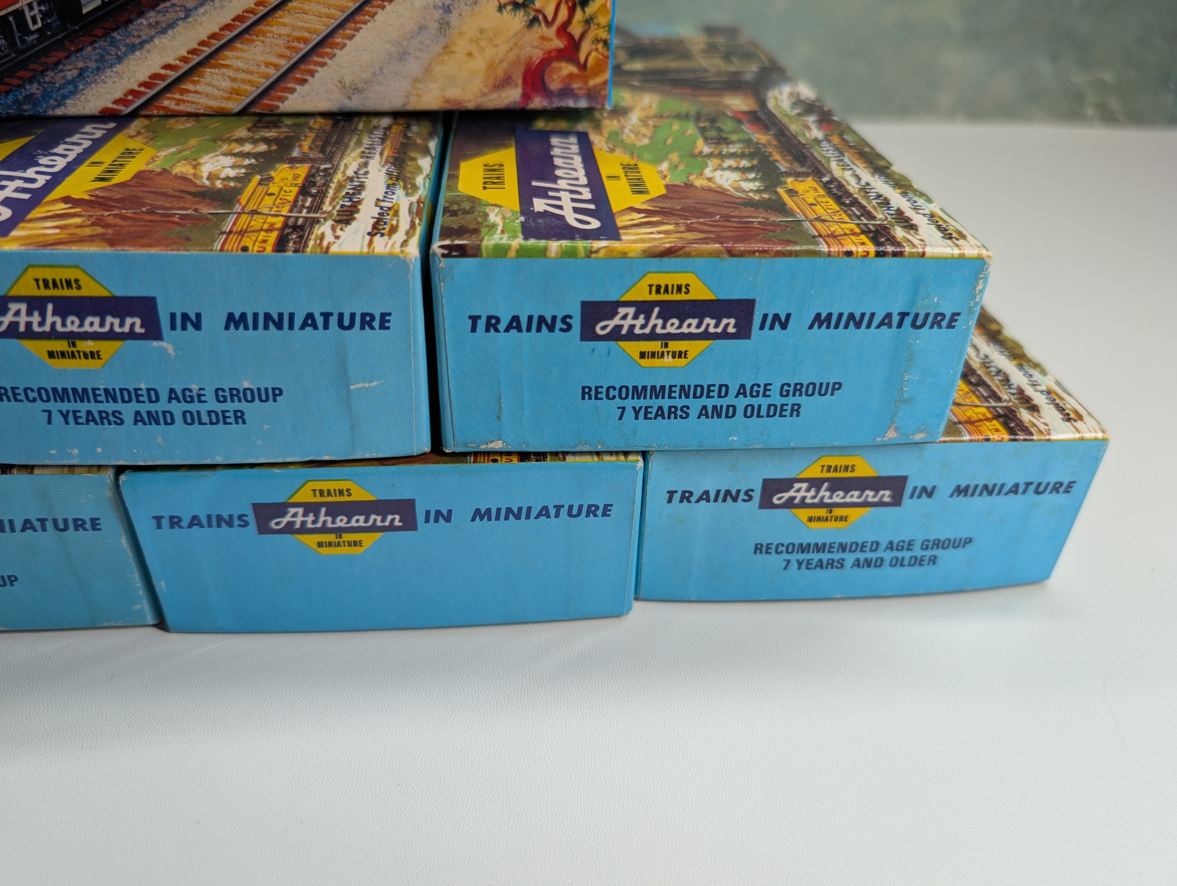 Athearn HO Scale Empty Train Boxes for Storage (8 pcs)