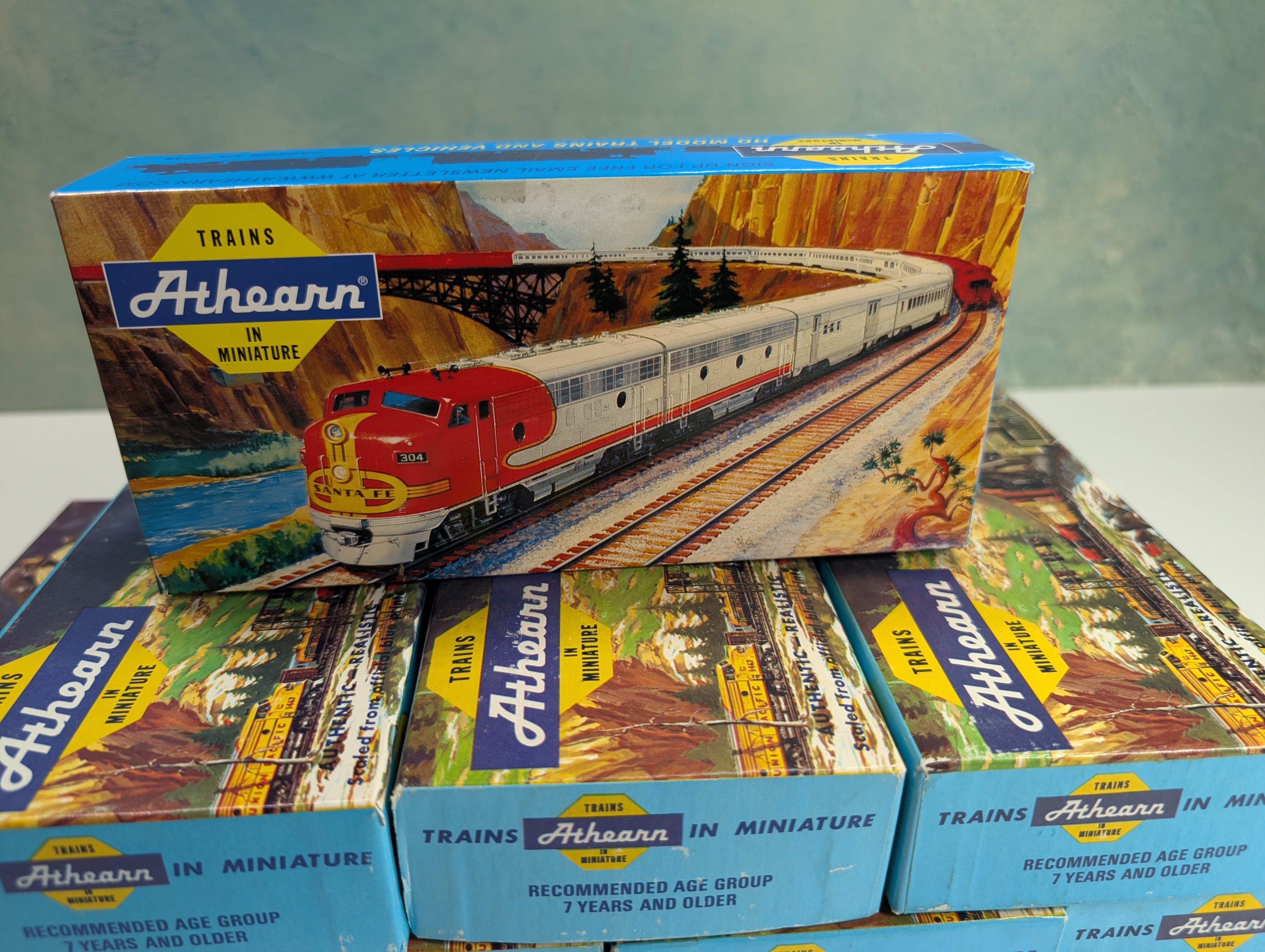 Athearn HO Scale Empty Train Boxes for Storage (8 pcs)