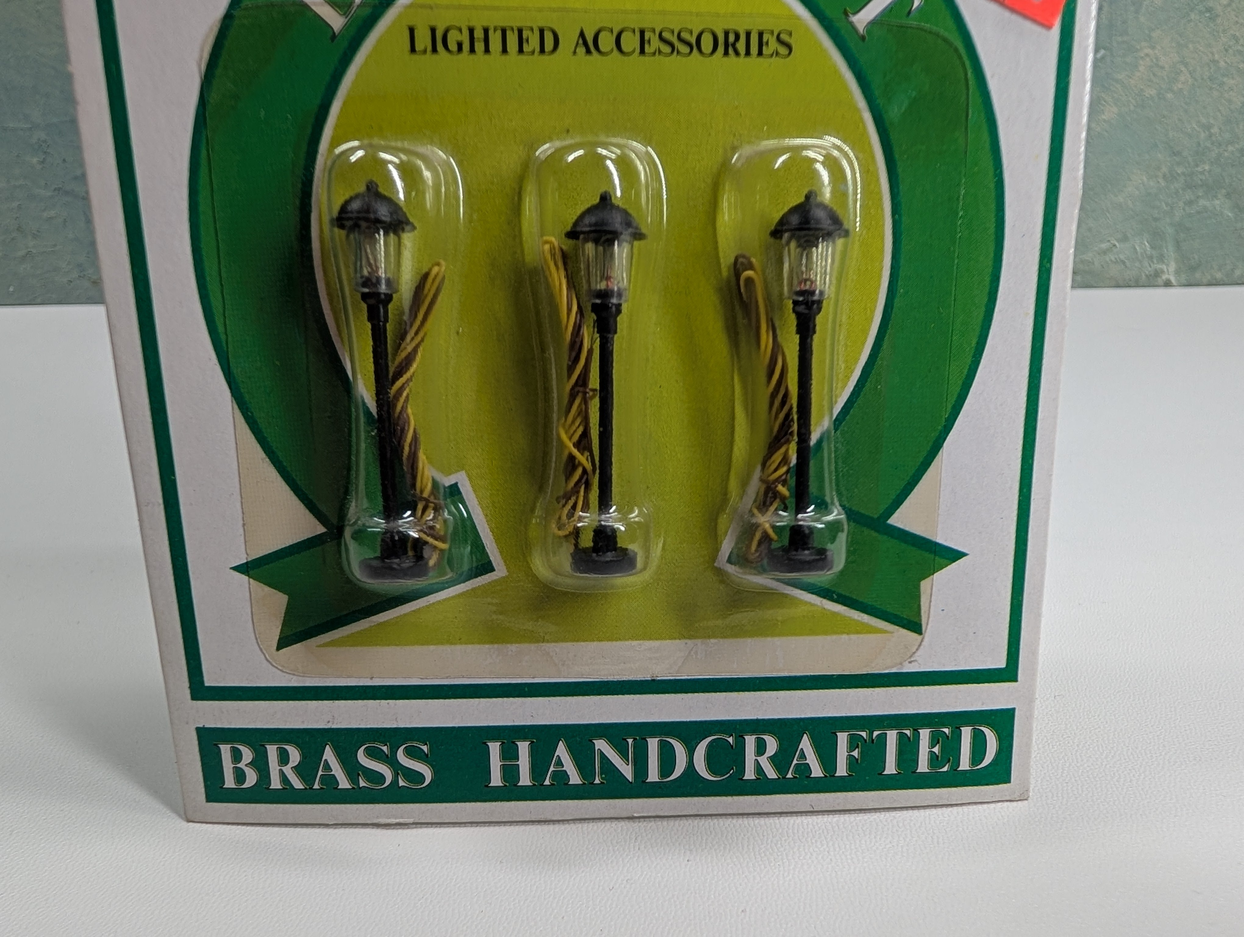Model Power 8482 N Scale Lamp Post, Brass Details, Wired (3 pcs)