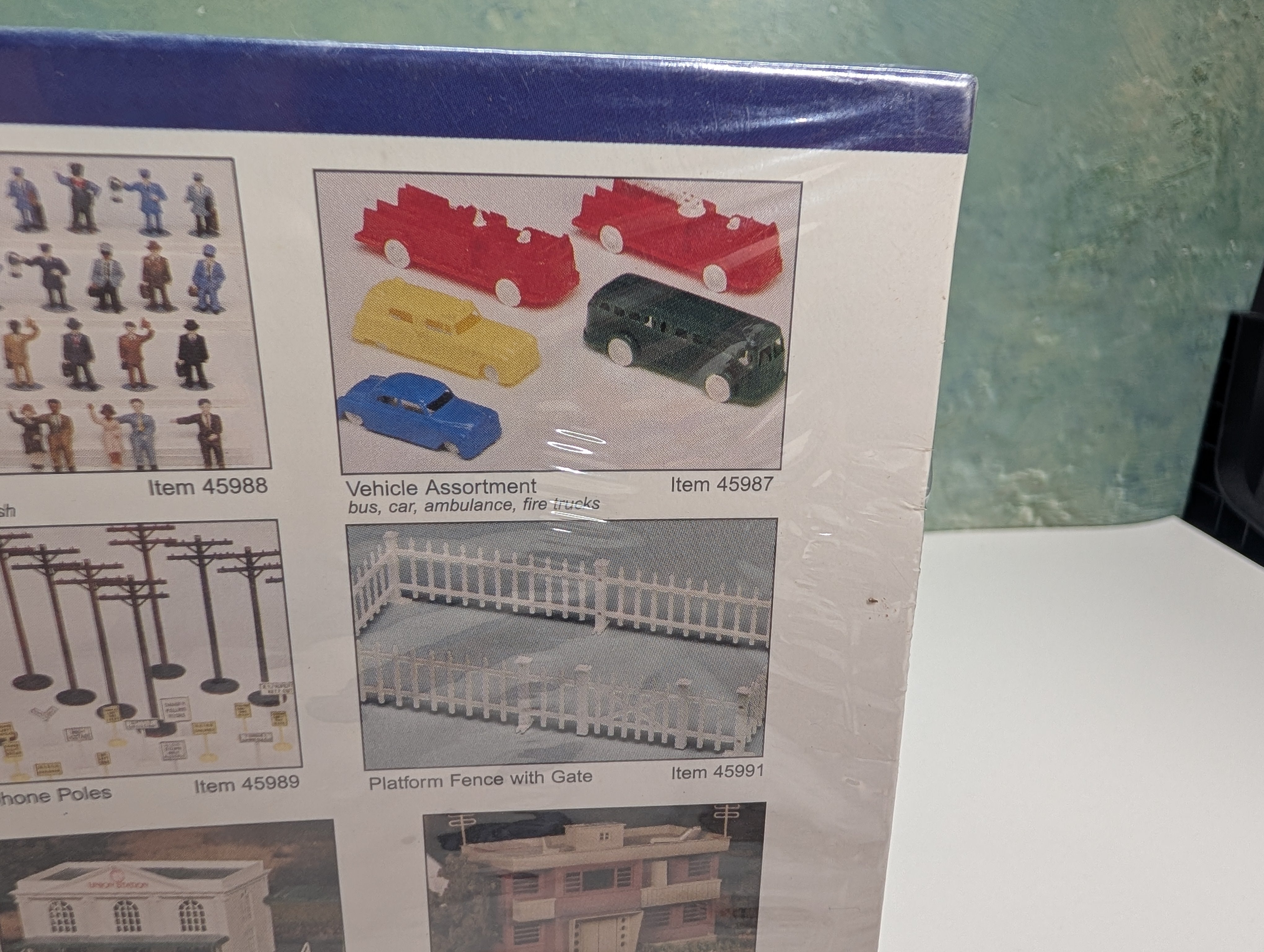 Bachmann Plasticville 45987 O Vehicle Assortment, Ambulance, Bus, Car, Fire Truck (Sealed) KIT