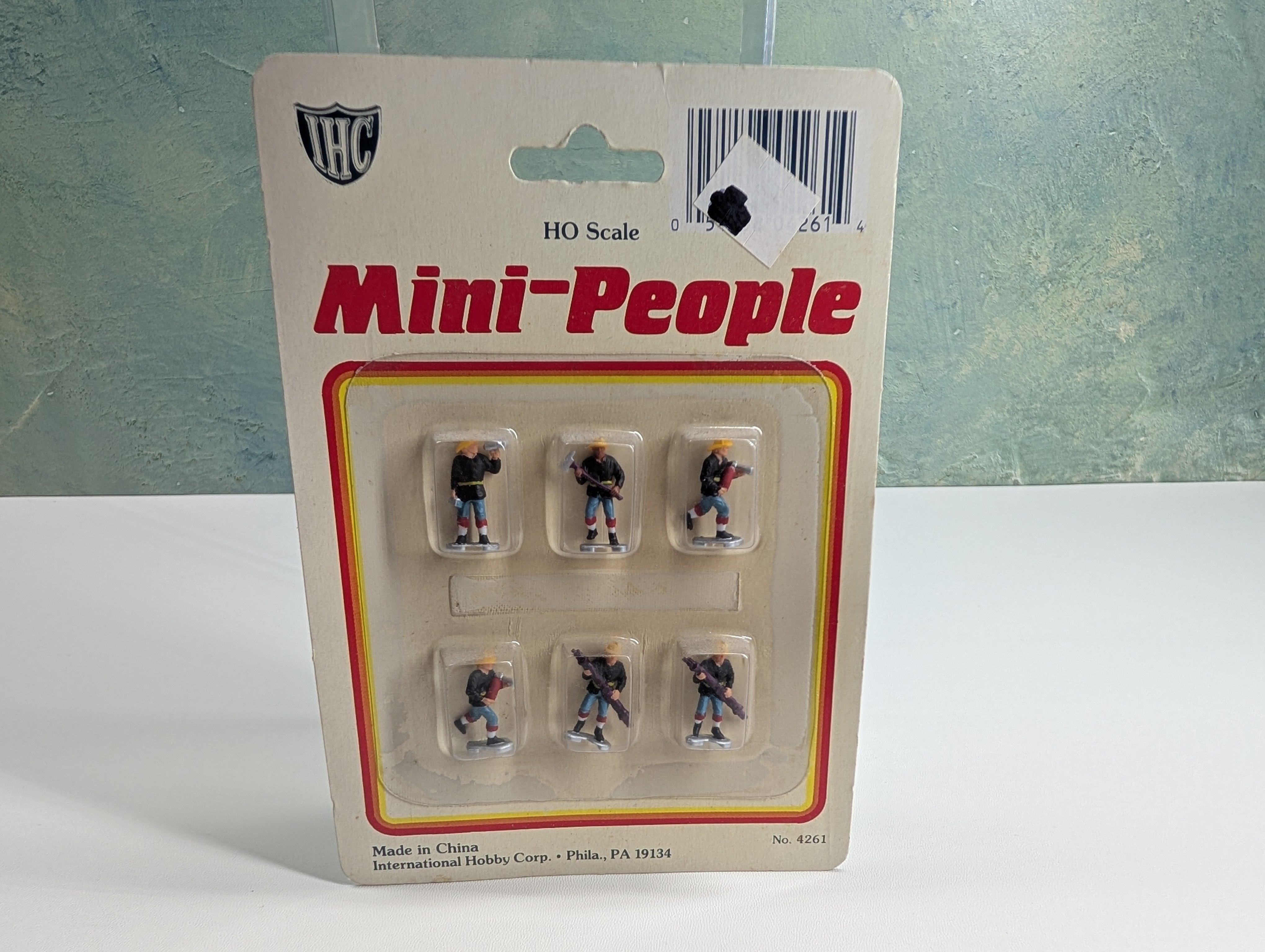 IHC 4261 HO Scale Mini-People Firefighters holding Tools (6 pcs)