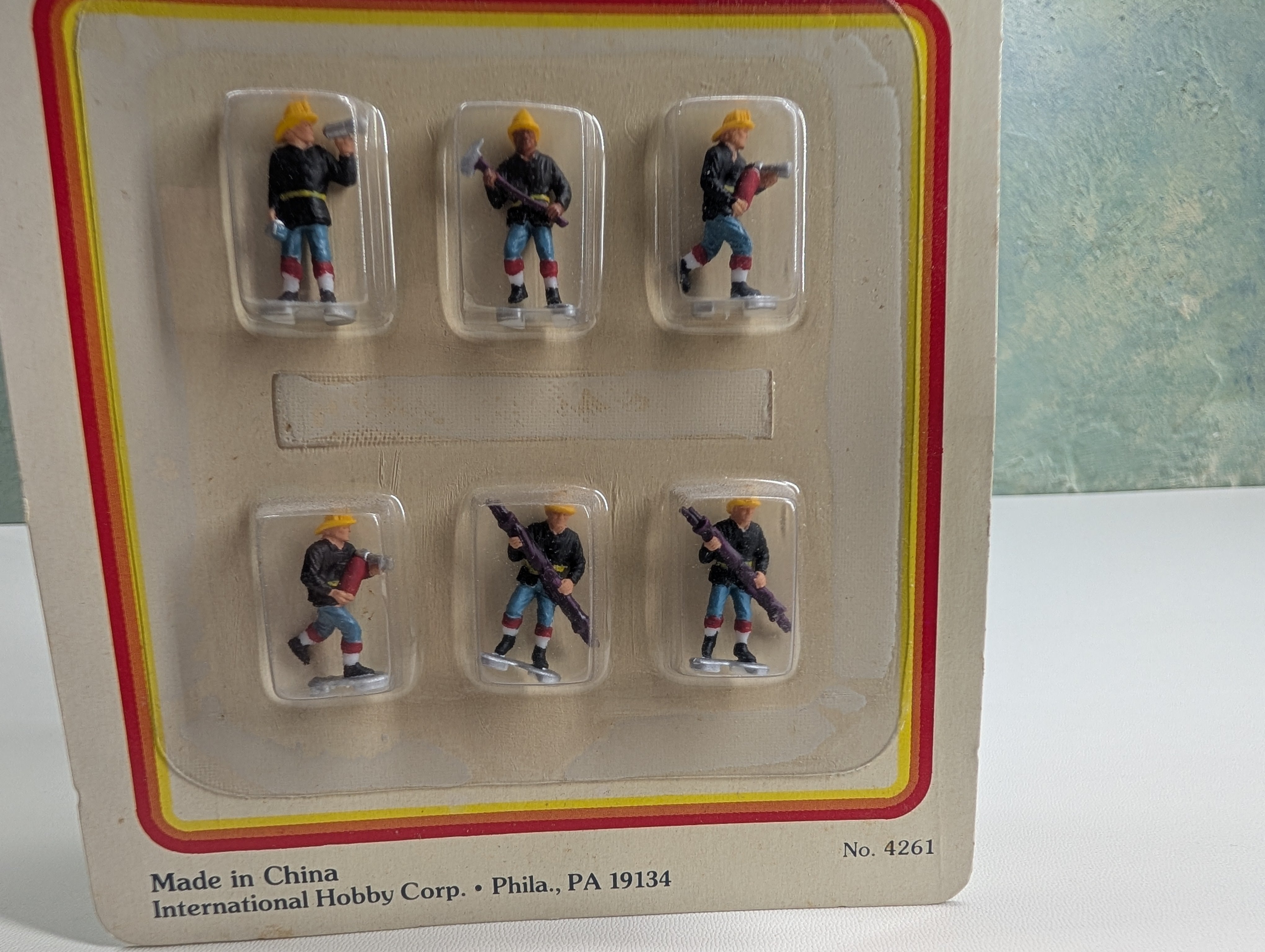 IHC 4261 HO Scale Mini-People Firefighters holding Tools (6 pcs)