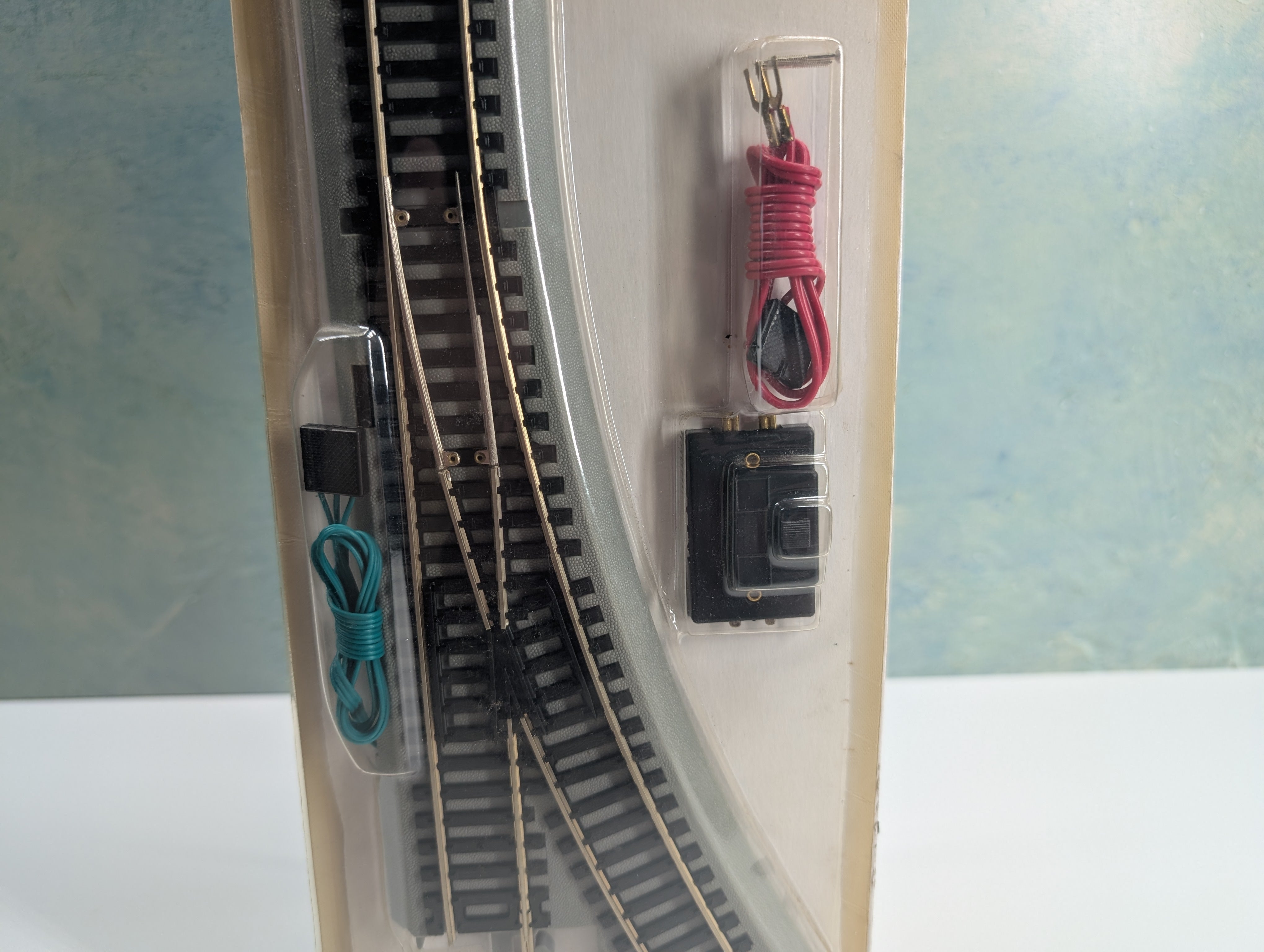 Bachmann 44561 HO Scale E-Z Track Remote Turnout Left, Gray Roadbed