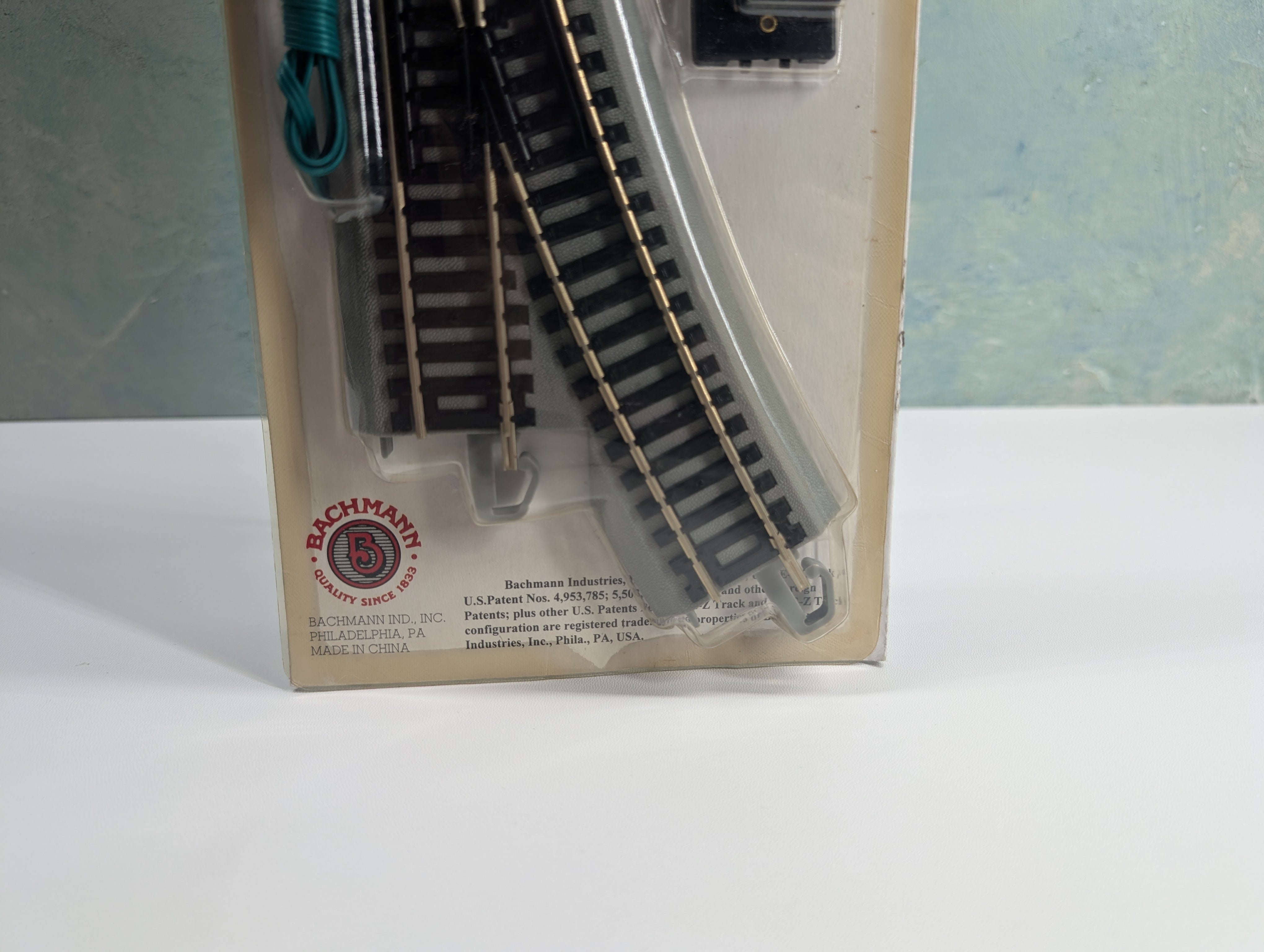 Bachmann 44561 HO Scale E-Z Track Remote Turnout Left, Gray Roadbed