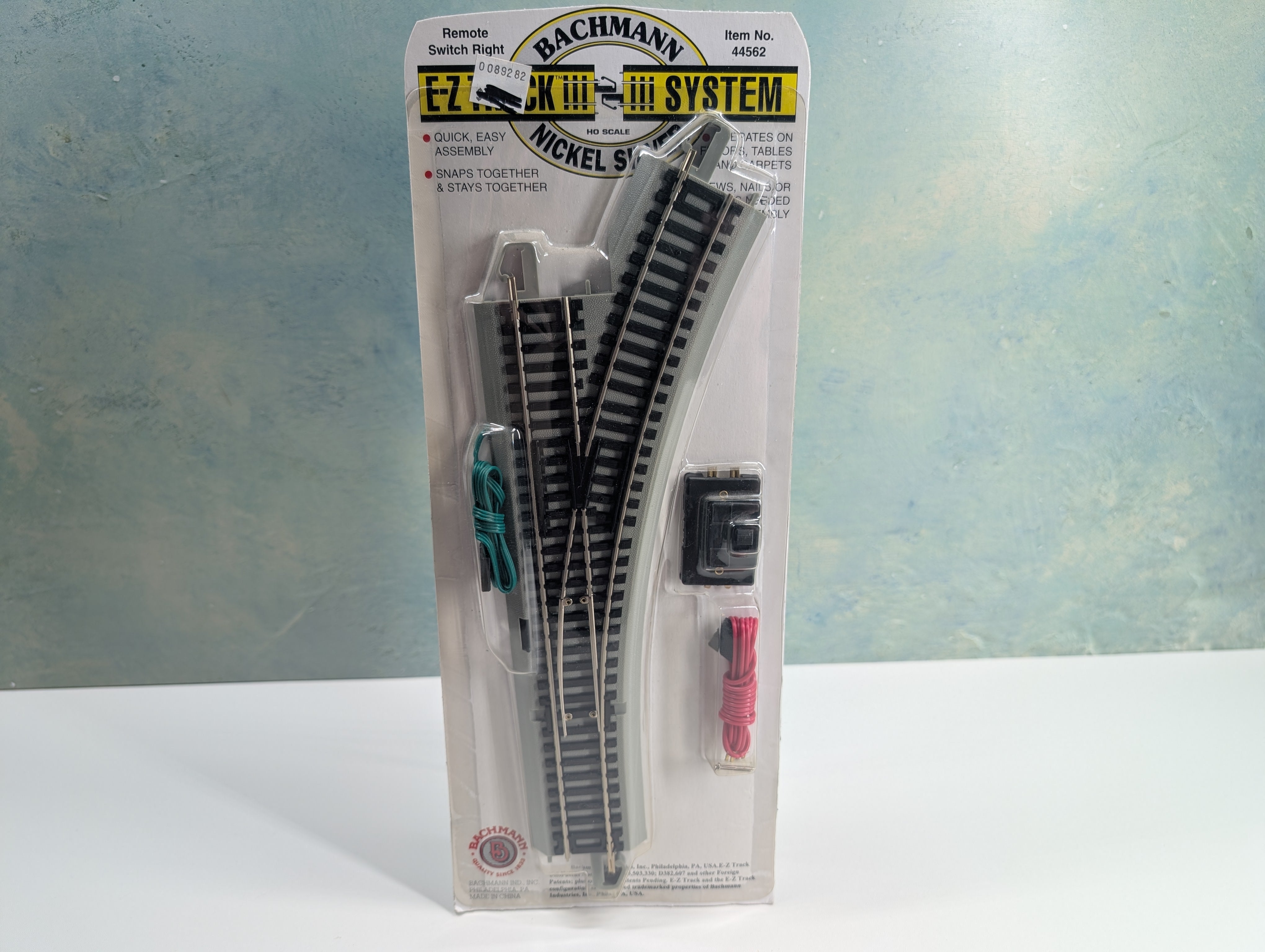 Bachmann 44562 HO Scale E-Z Track Remote Turnout Right, Gray Roadbed