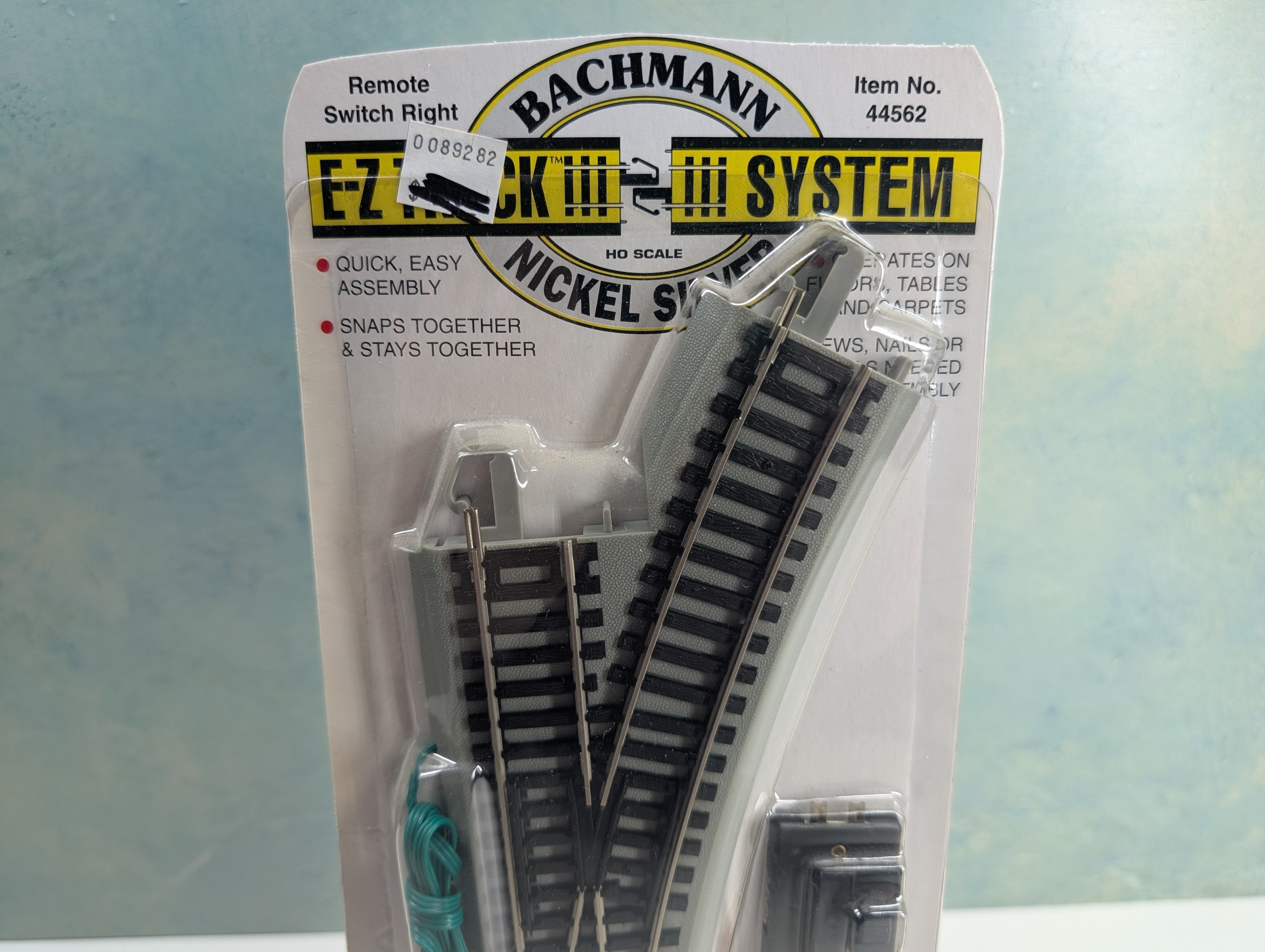 Bachmann 44562 HO Scale E-Z Track Remote Turnout Right, Gray Roadbed