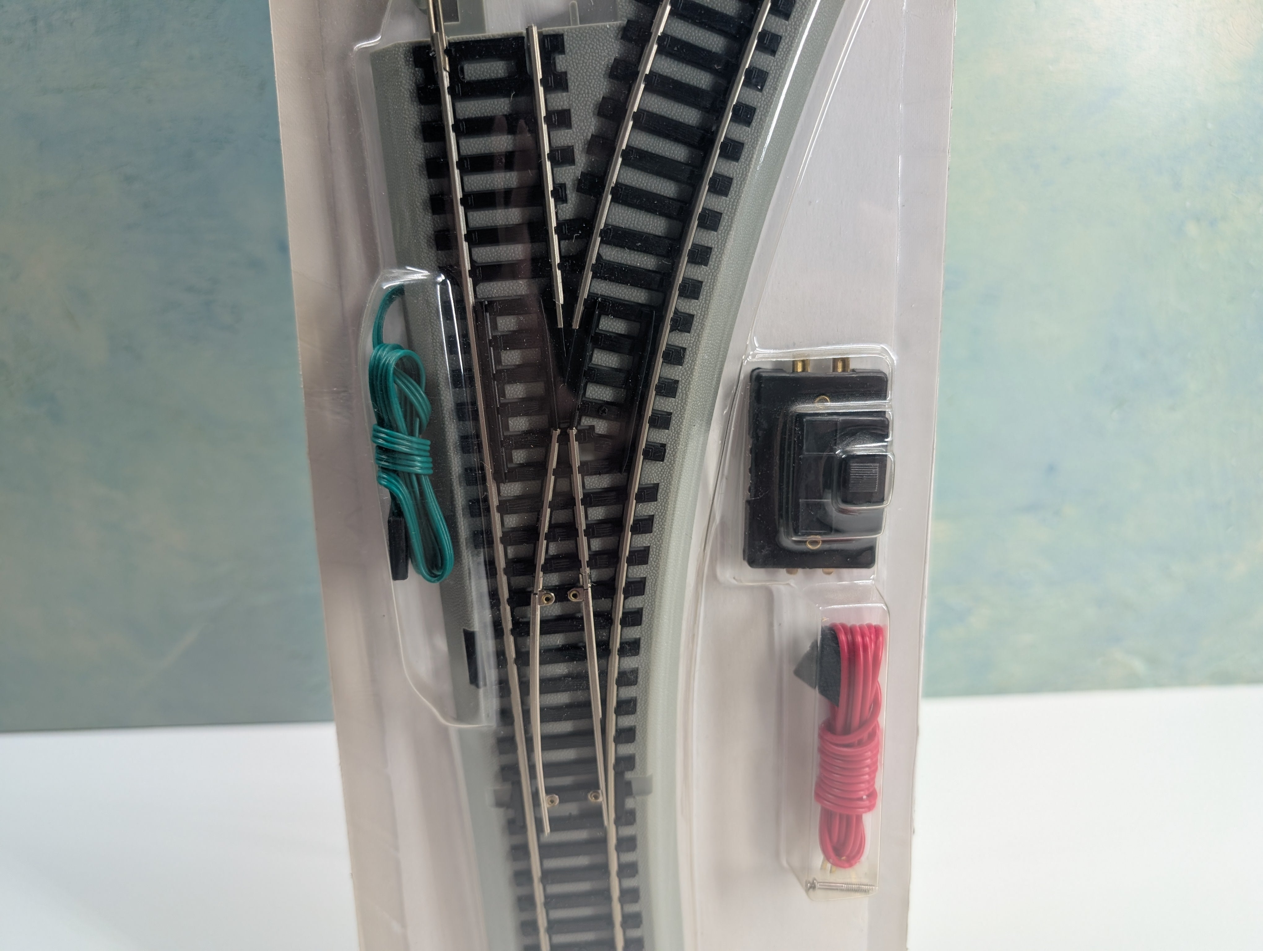 Bachmann 44562 HO Scale E-Z Track Remote Turnout Right, Gray Roadbed