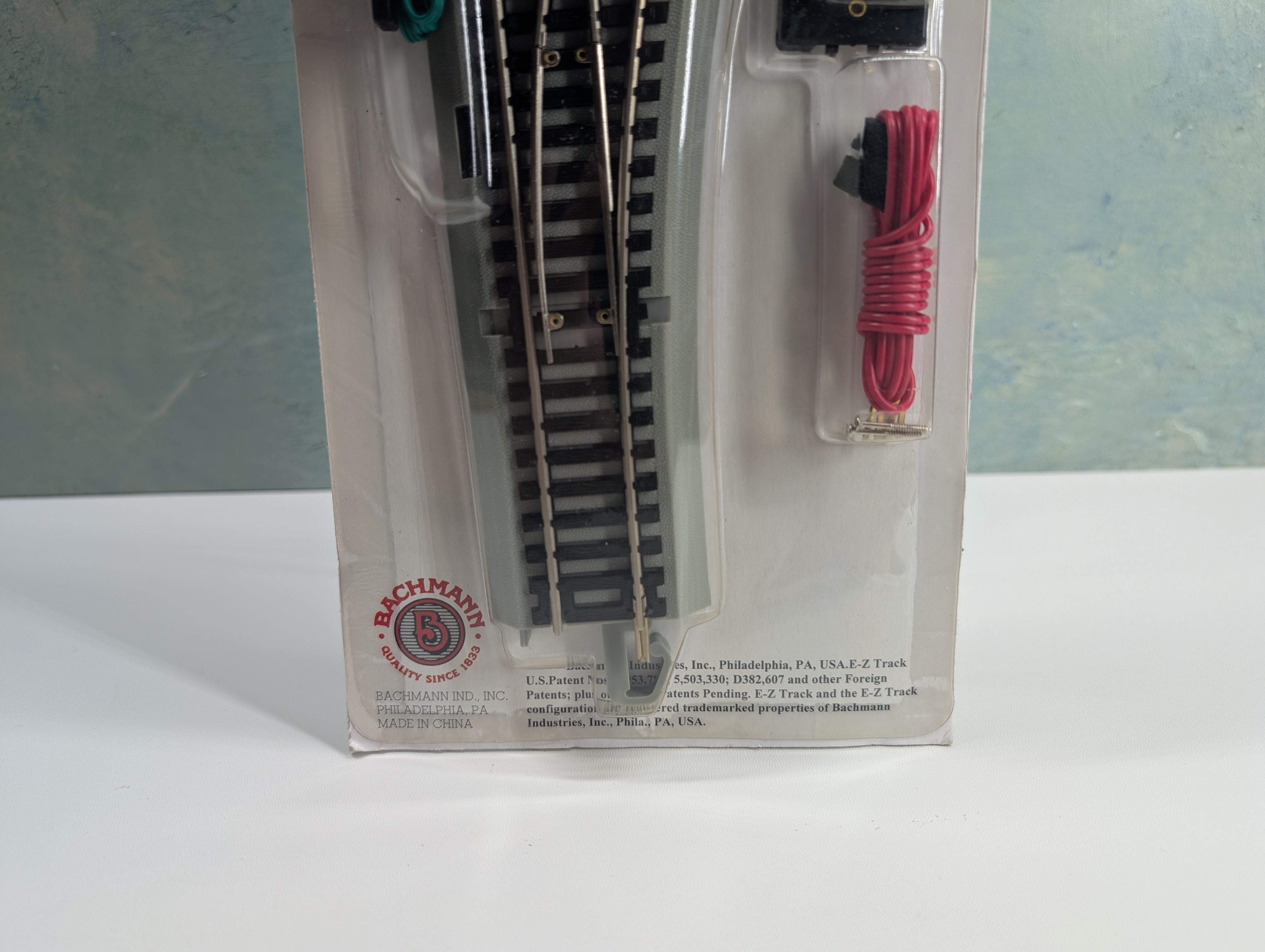 Bachmann 44562 HO Scale E-Z Track Remote Turnout Right, Gray Roadbed