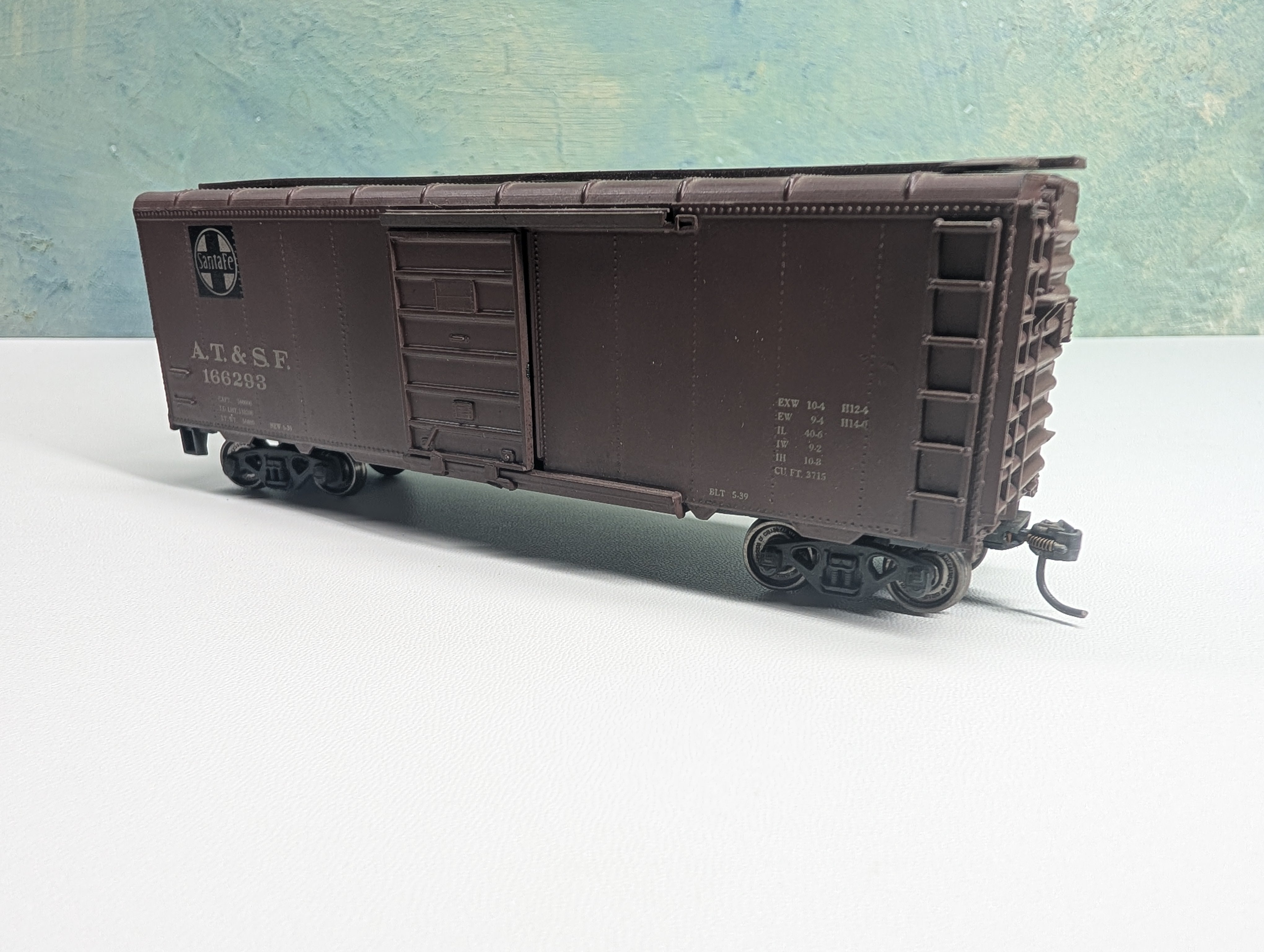 USED Roundhouse HO Scale 40' Box Car Santa Fe ATSF #166293 Weathered w/ Metal Wheels