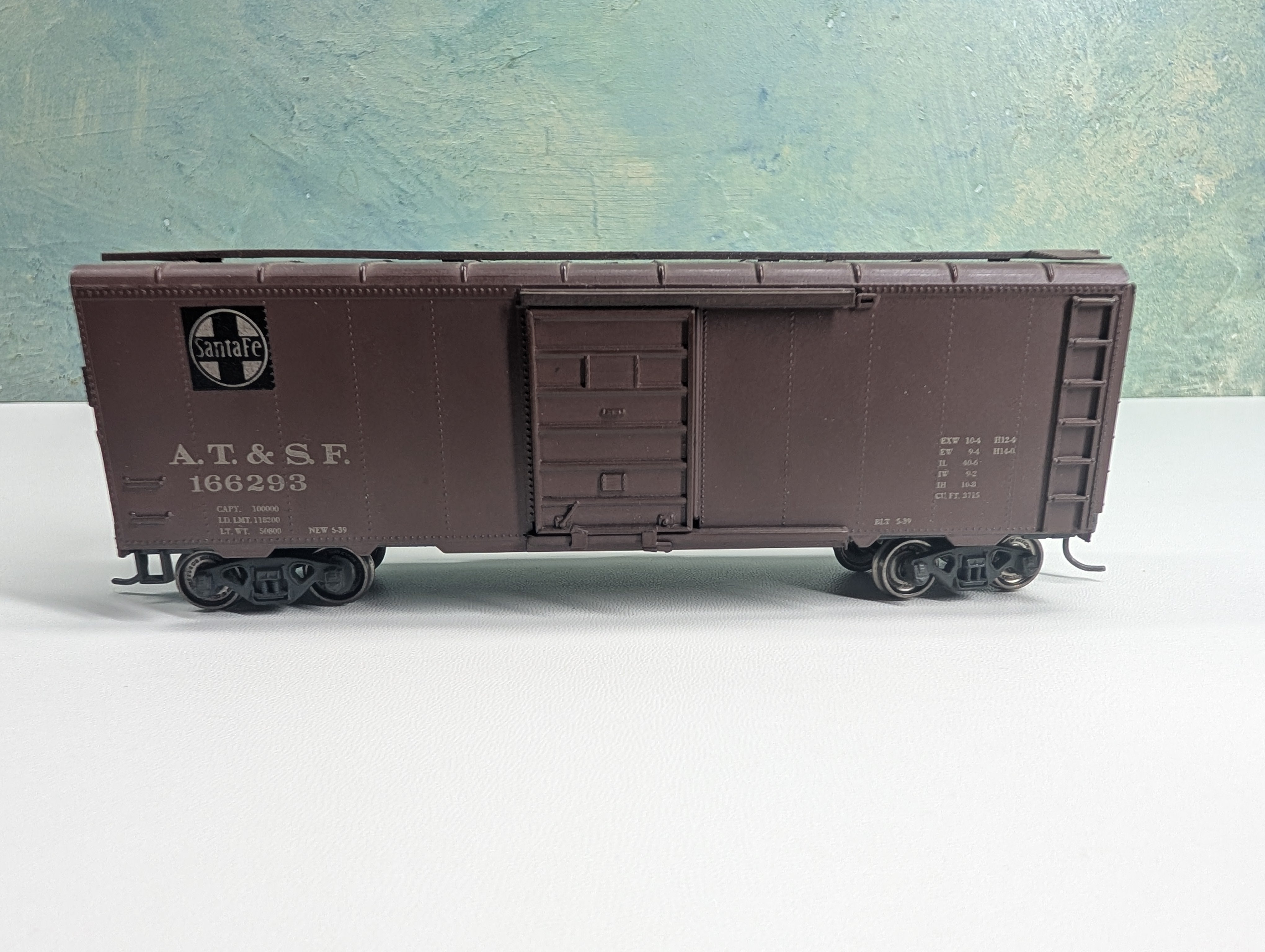 USED Roundhouse HO Scale 40' Box Car Santa Fe ATSF #166293 Weathered w/ Metal Wheels