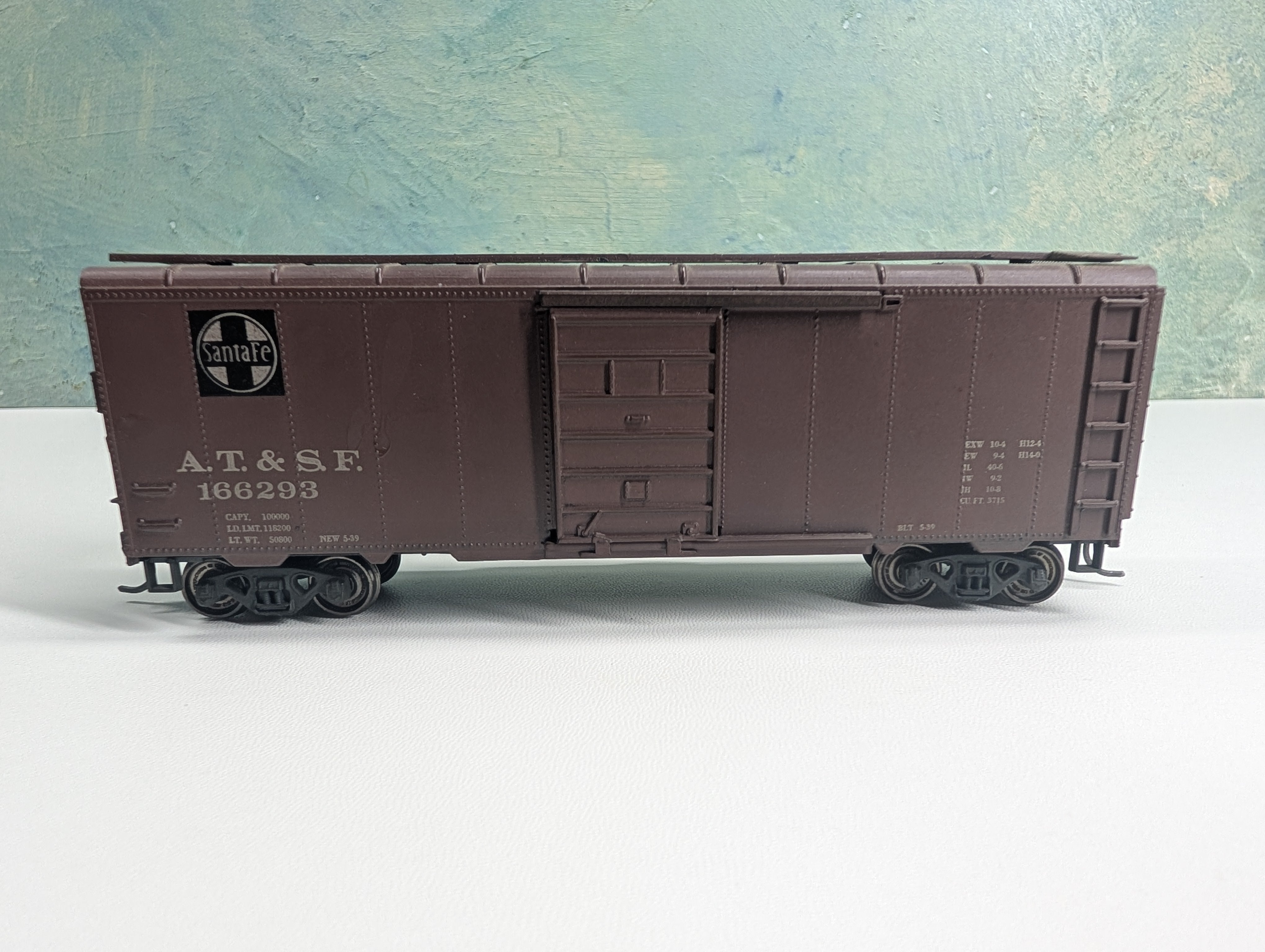 USED Roundhouse HO Scale 40' Box Car Santa Fe ATSF #166293 Weathered w/ Metal Wheels