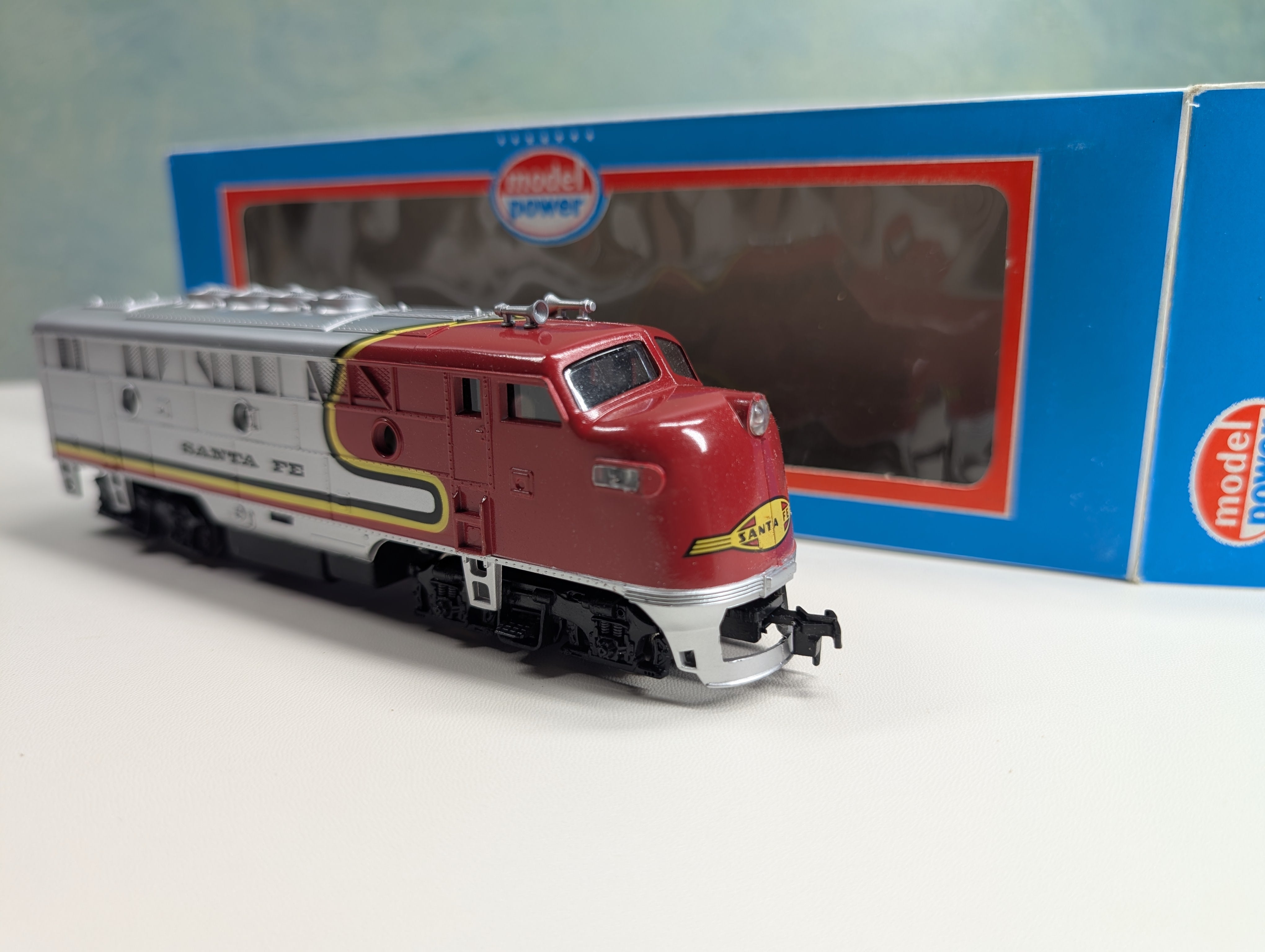 Model Power HO Scale F3 Diesel Locomotive Sant Fe ATSF Runs Great DC