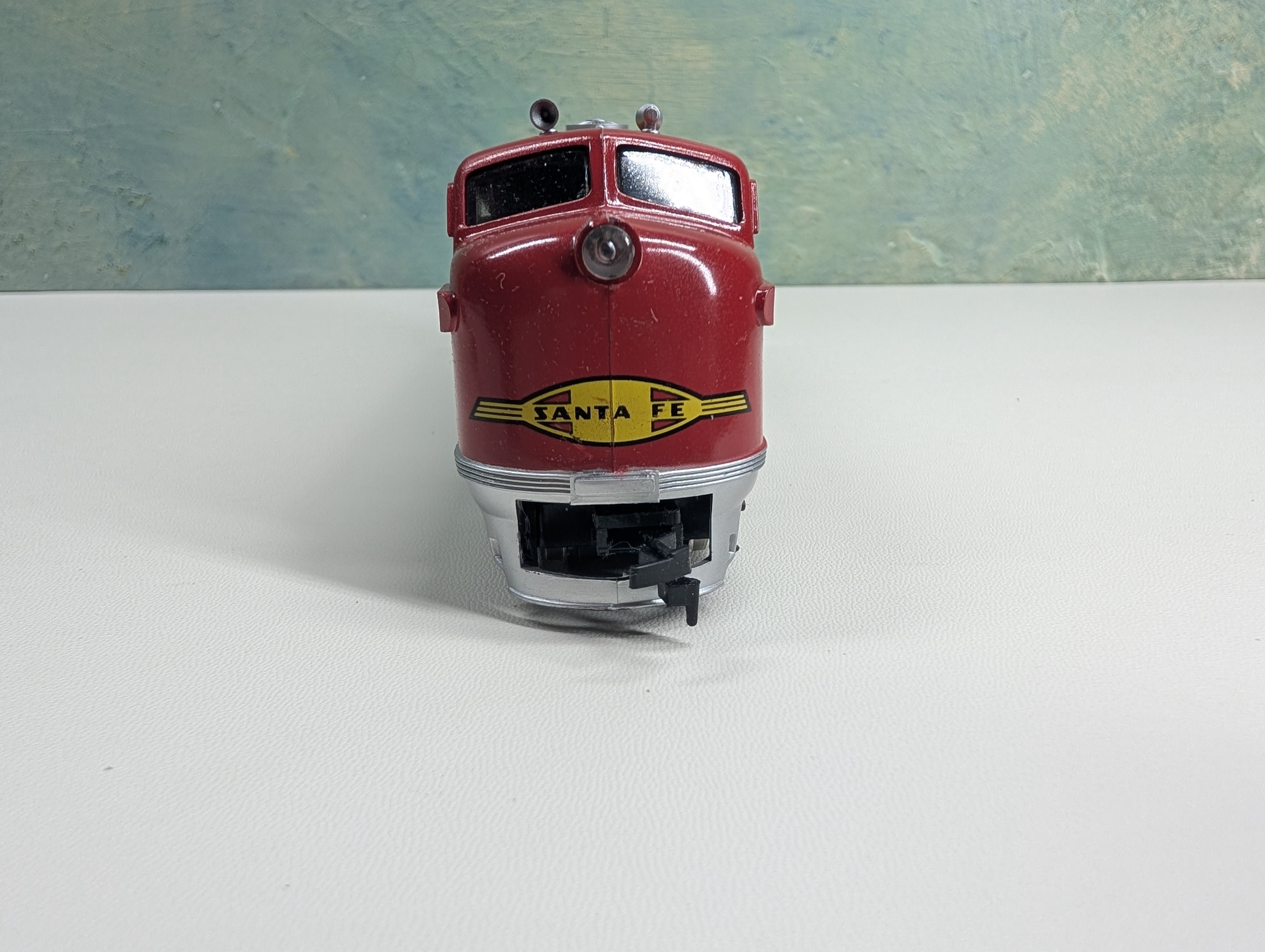 Model Power HO Scale F3 Diesel Locomotive Sant Fe ATSF Runs Great DC