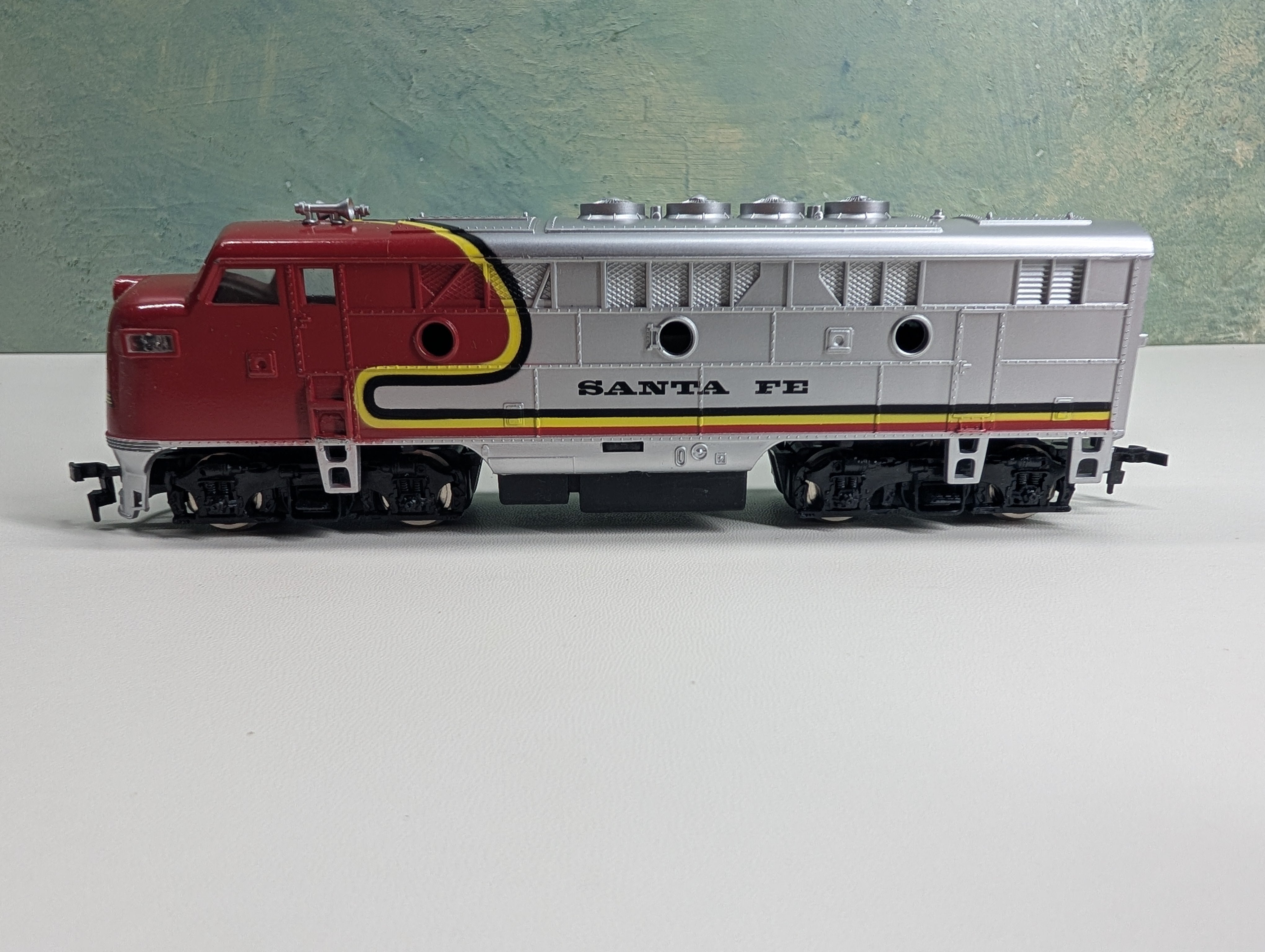 Model Power HO Scale F3 Diesel Locomotive Sant Fe ATSF Runs Great DC