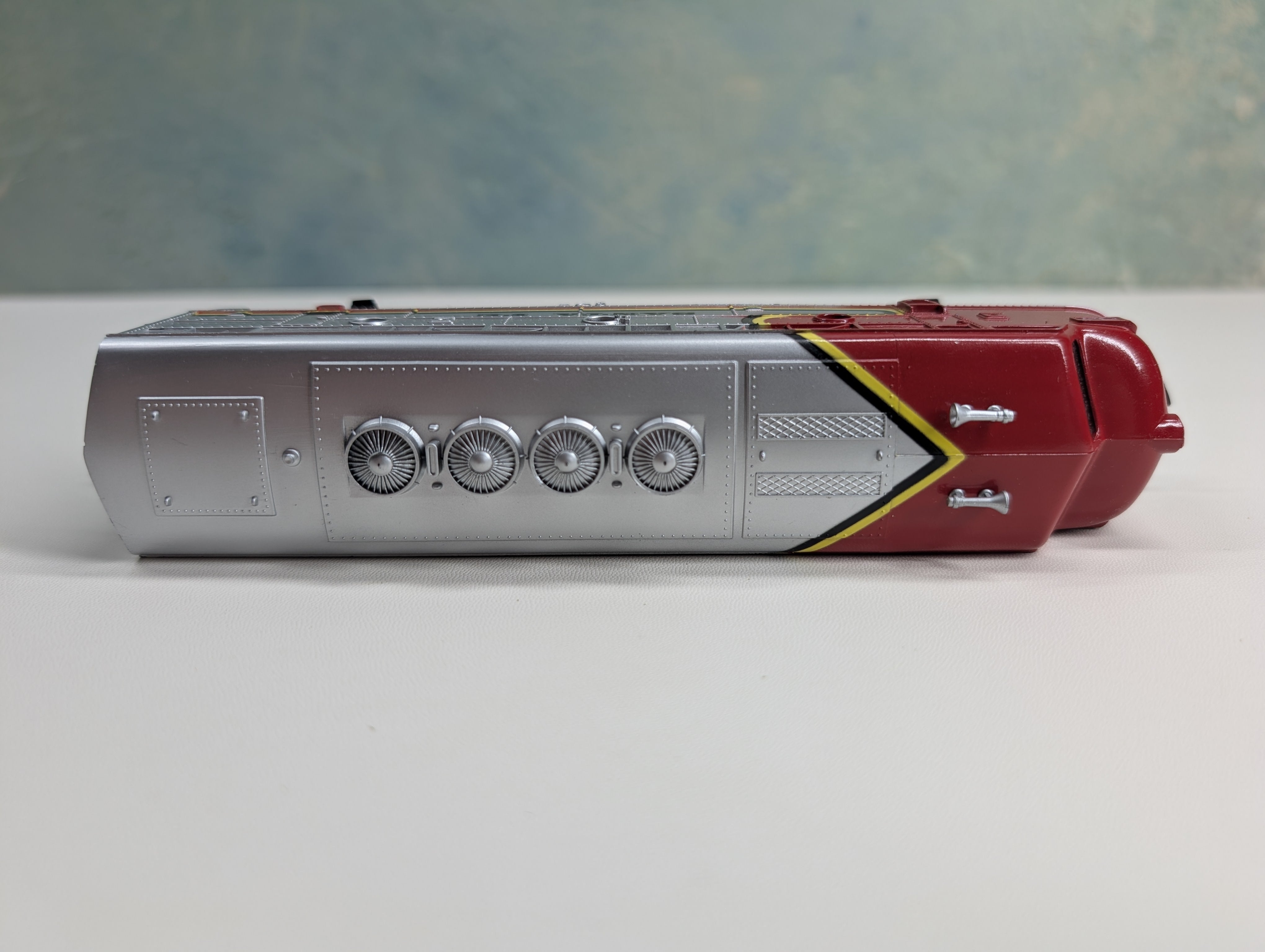 Model Power HO Scale F3 Diesel Locomotive Sant Fe ATSF Runs Great DC