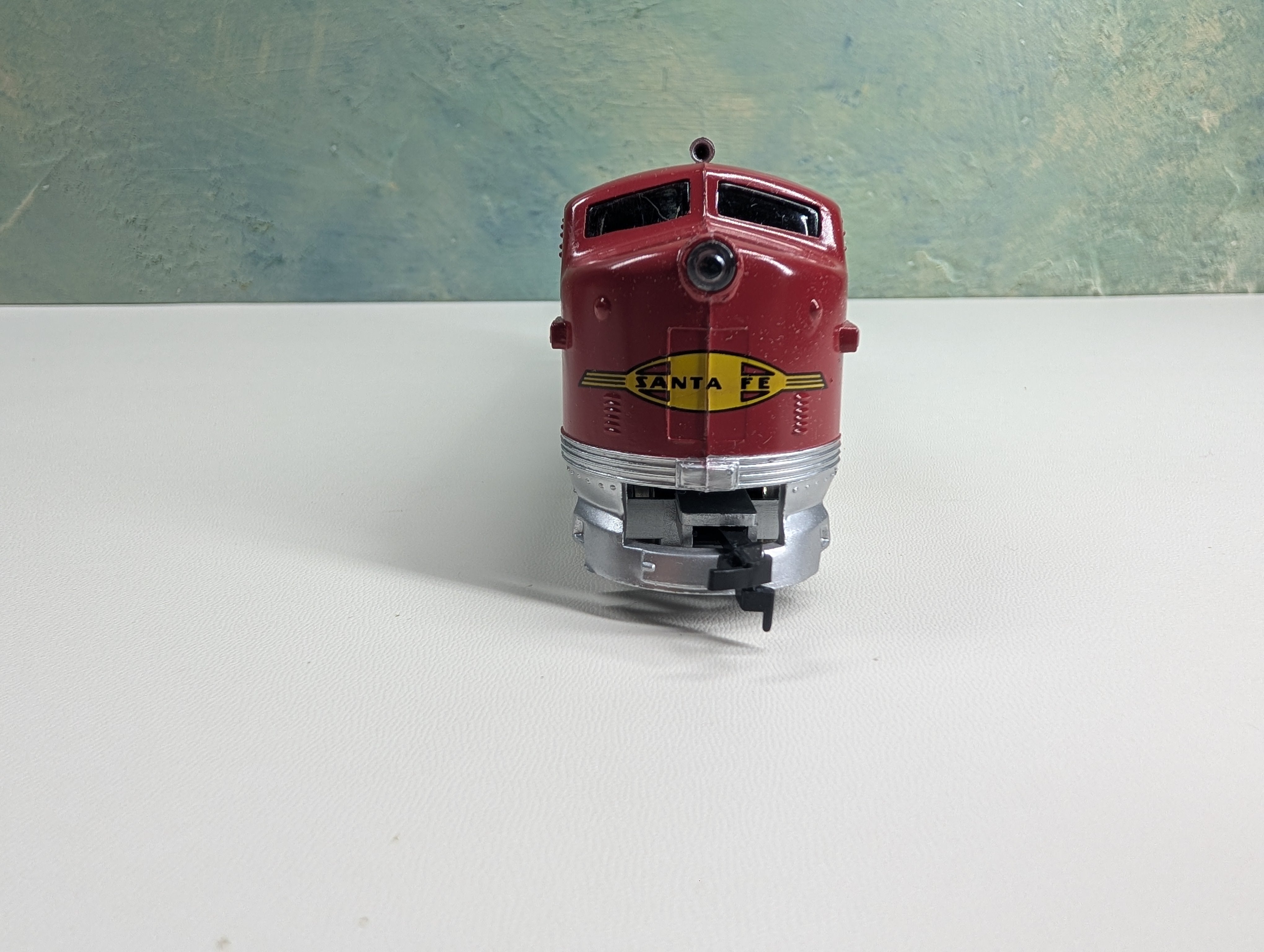 Model Power HO Scale F2 Diesel Locomotive Sant Fe ATSF Runs Great DC