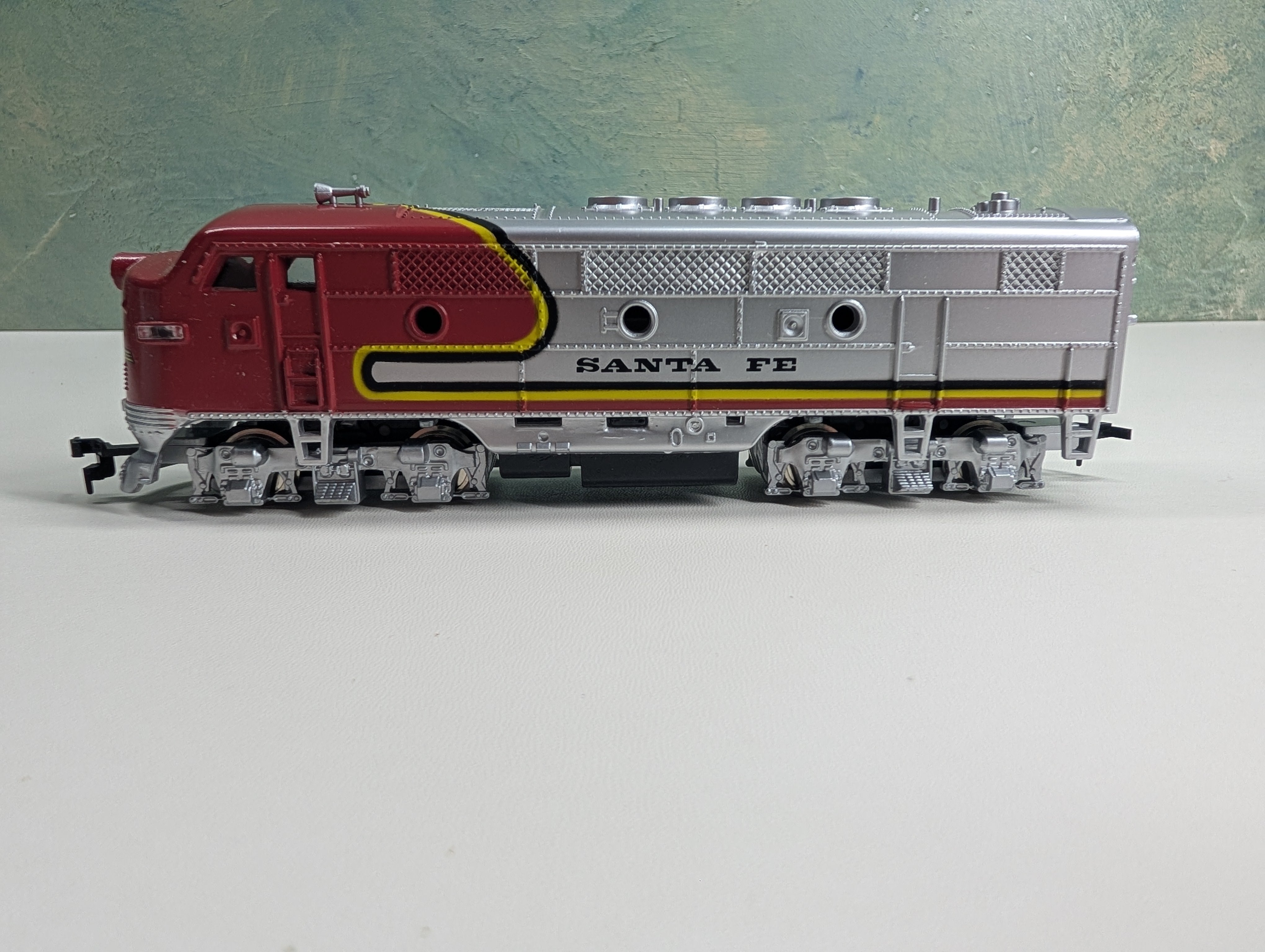 Model Power HO Scale F2 Diesel Locomotive Sant Fe ATSF Runs Great DC