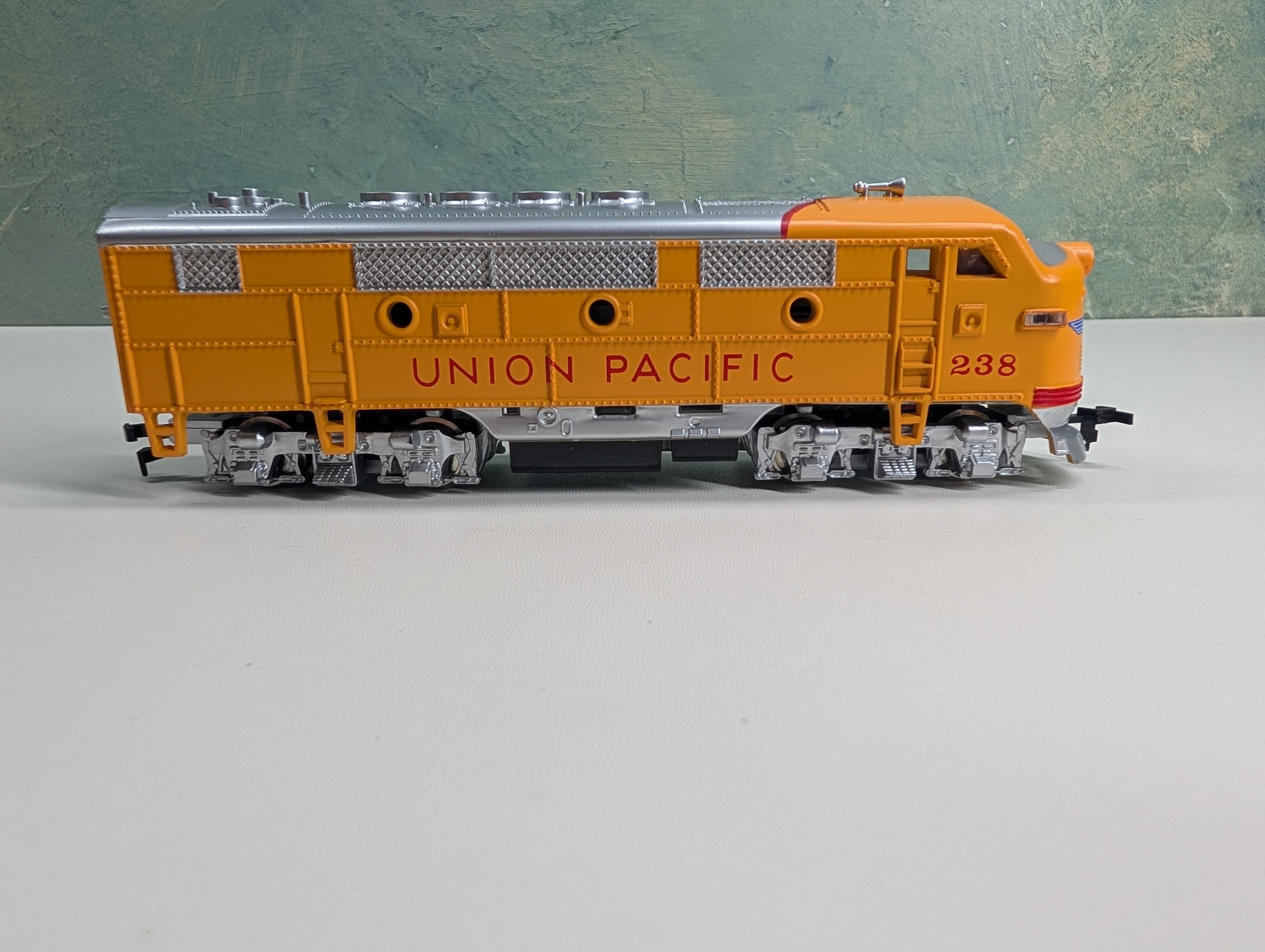 Model Power HO Scale F2 Diesel Locomotive Union Pacific UP #238 Runs Great DC