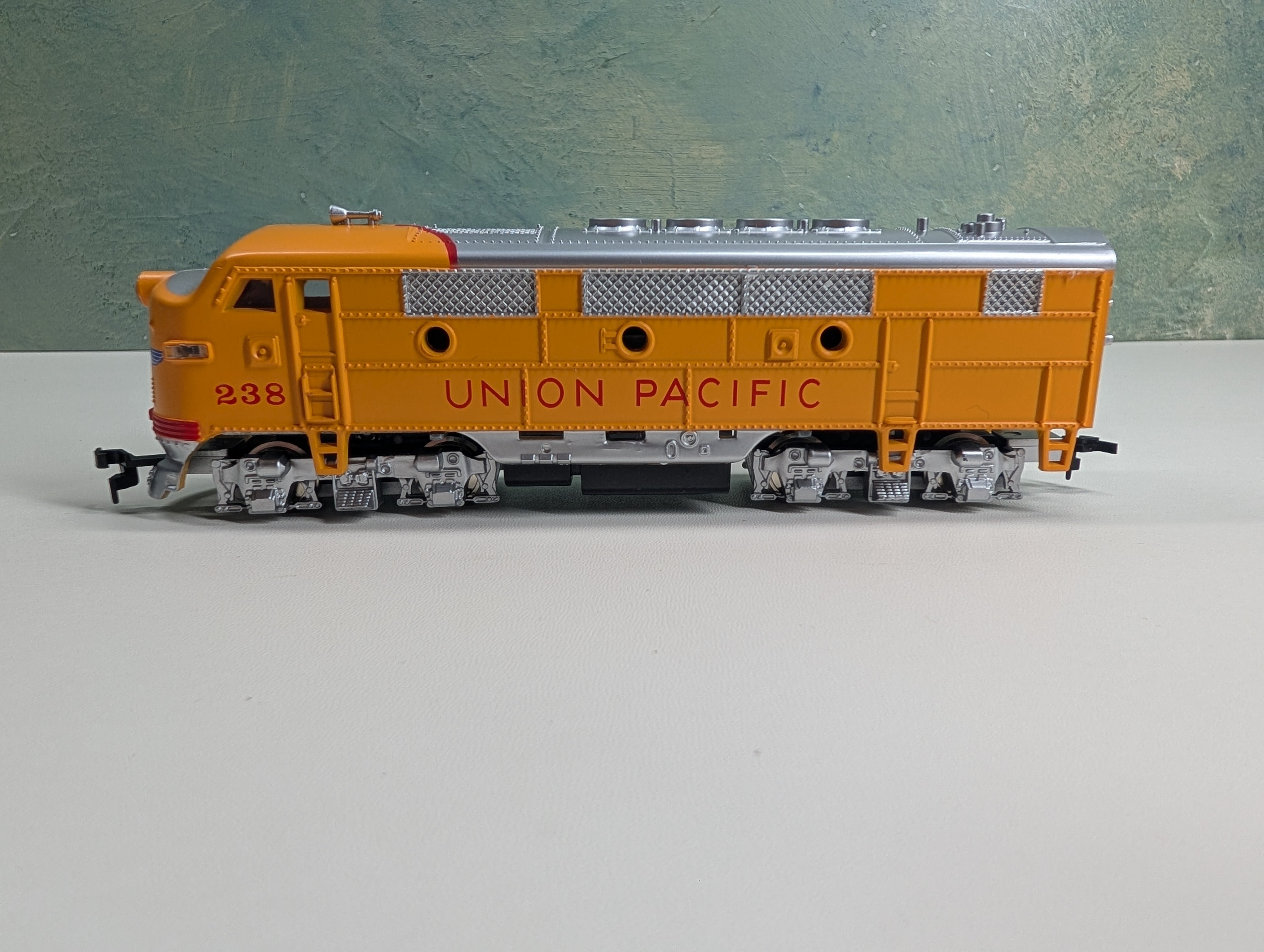 Model Power HO Scale F2 Diesel Locomotive Union Pacific UP #238 Runs Great DC