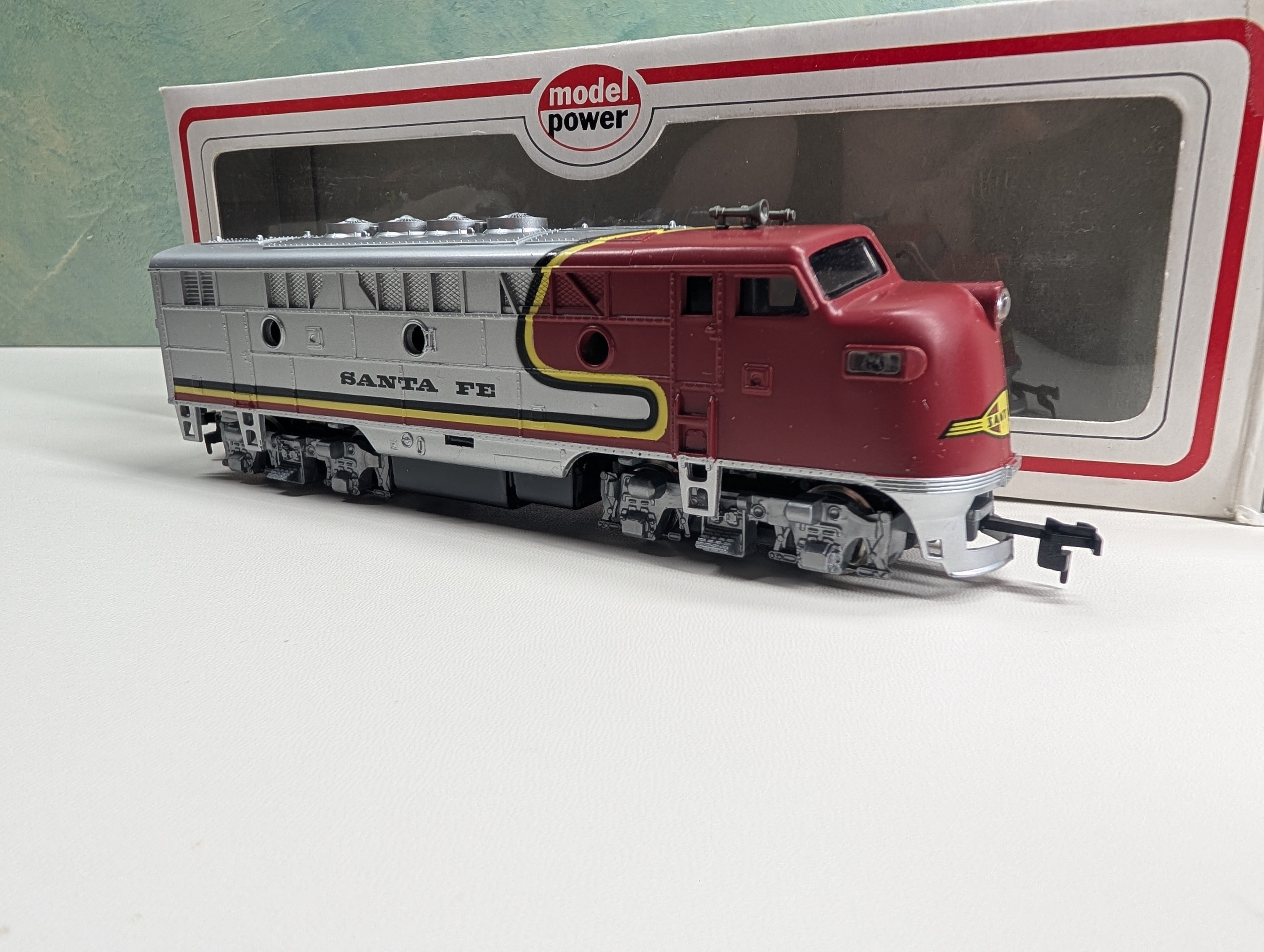 Model Power HO Scale F3 Diesel Locomotive Sant Fe ATSF Runs Great DC