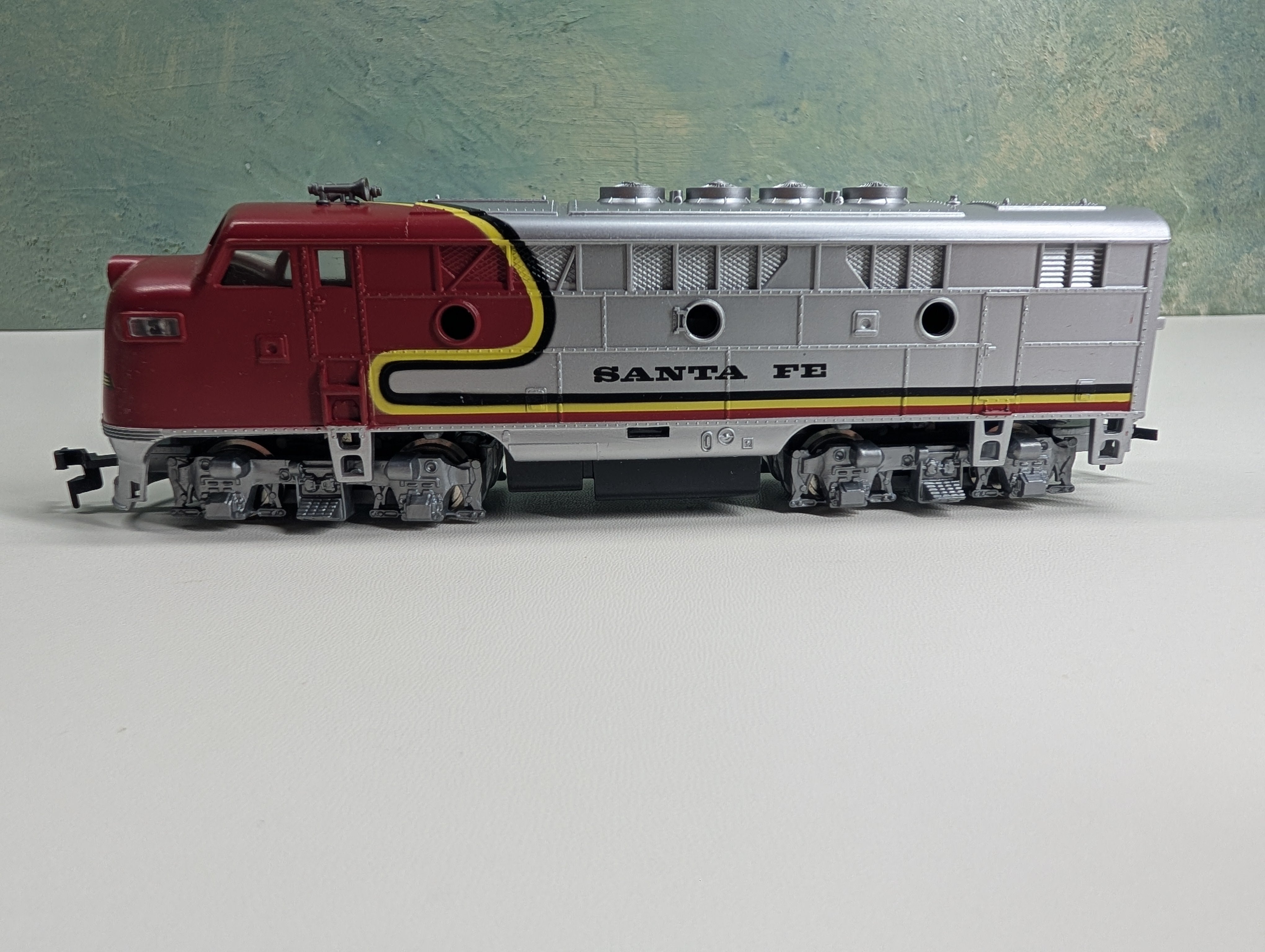 Model Power HO Scale F3 Diesel Locomotive Sant Fe ATSF Runs Great DC