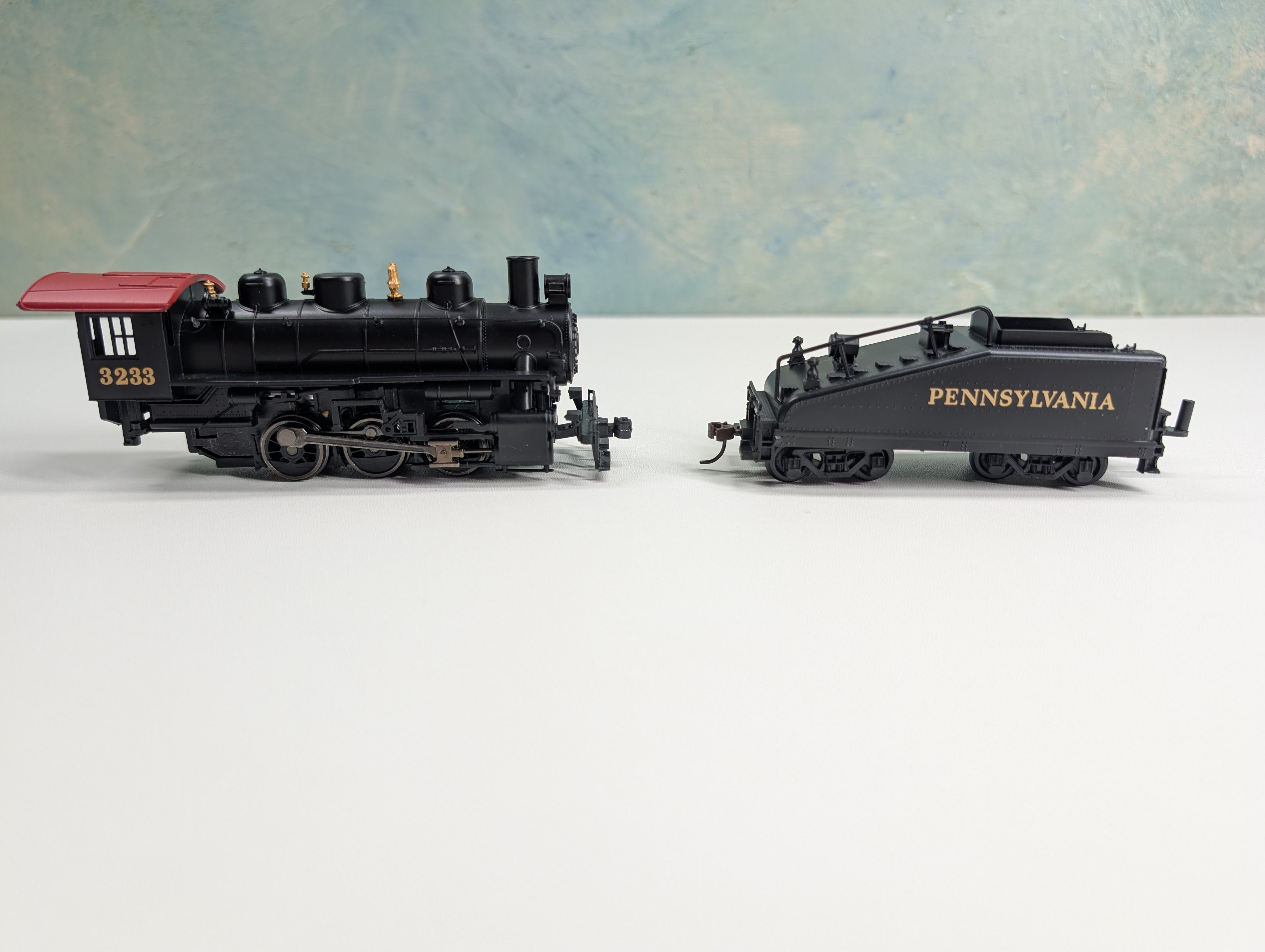 Bachmann 50614 HO Scale USRA 0-6-0 Steam Locomotive and Slop Tender w/ Smoke Pennsylvania #3233 Runs Great DC