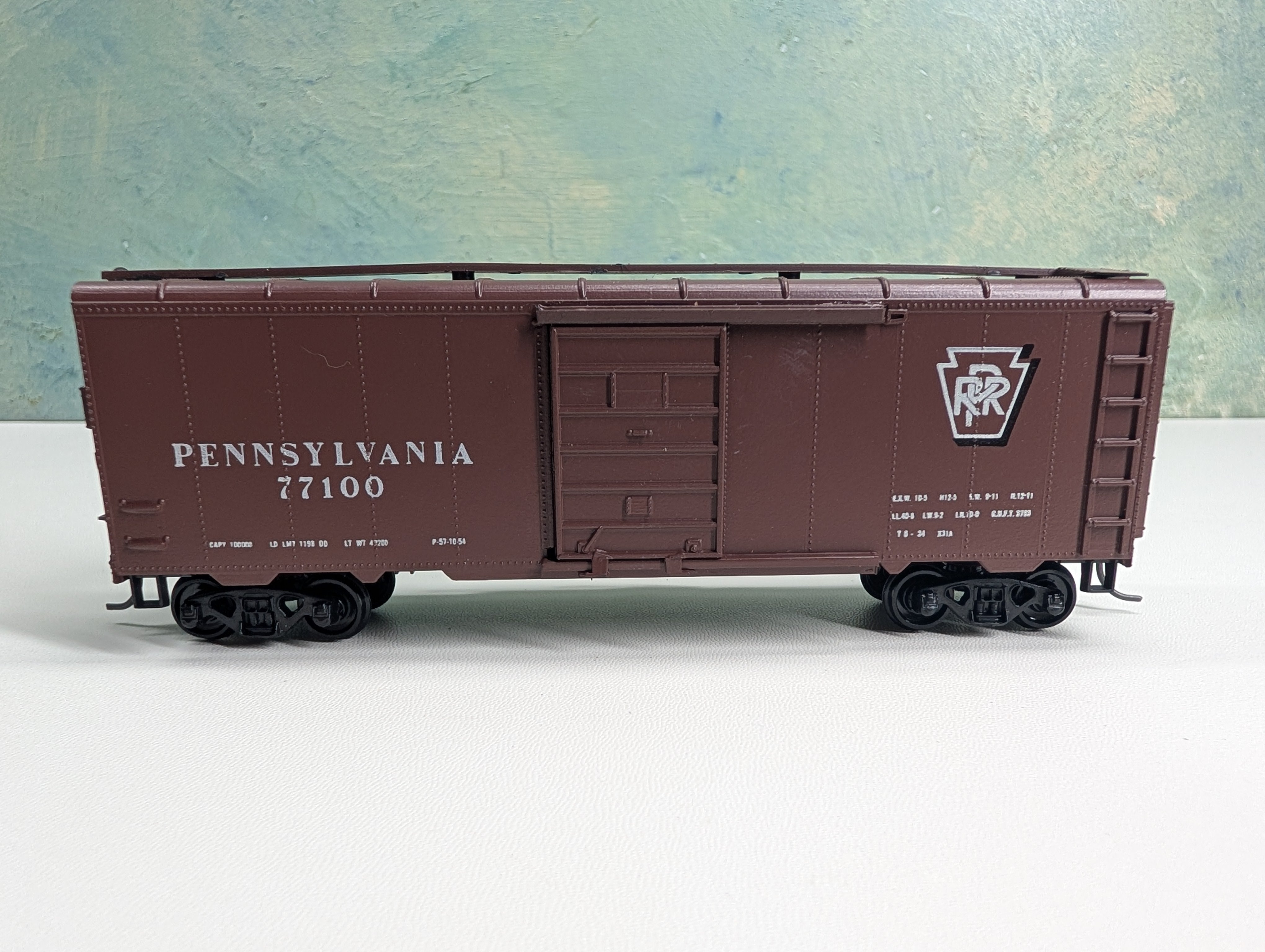 USED Roundhouse HO Scale 40' Roundtop Box Car Pennsylvania PRR #77100