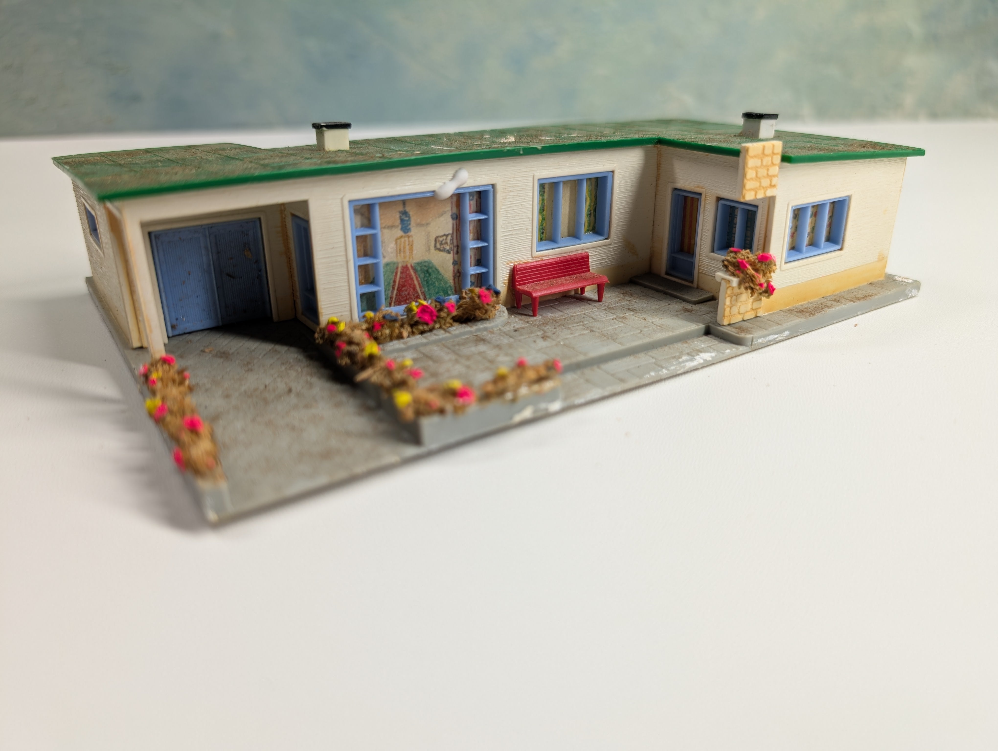 USED Hoffman 510 HO Scale Home with Green Roof and Patio